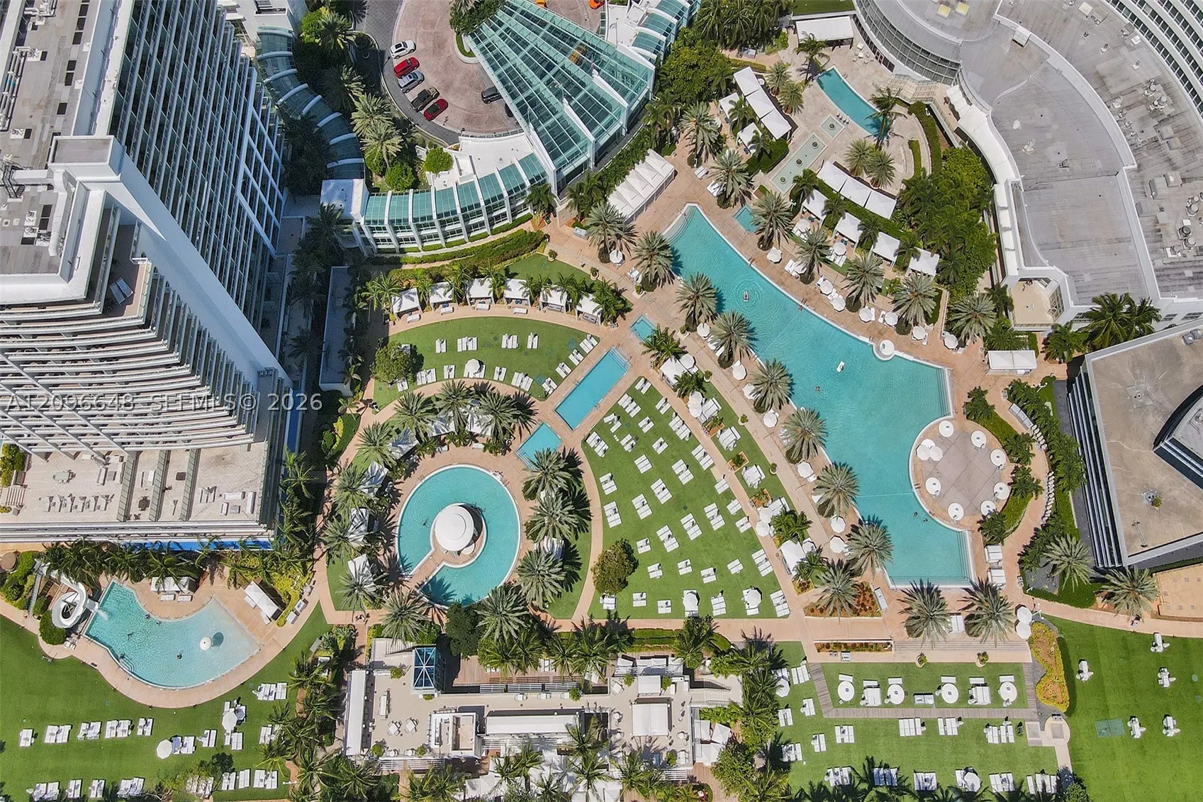 4391 Collins Ave #913/914