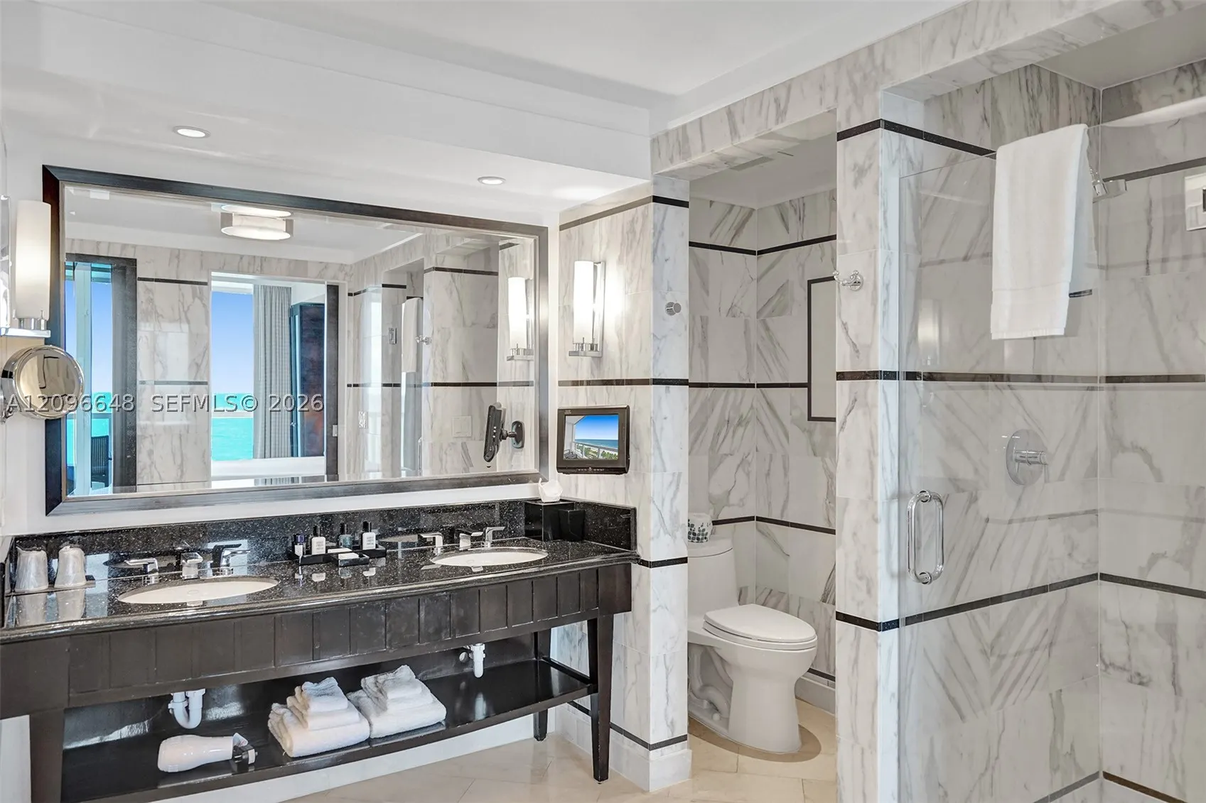 4391 Collins Ave #913/914