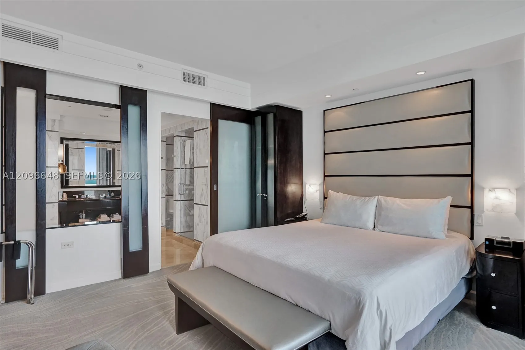 4391 Collins Ave #913/914