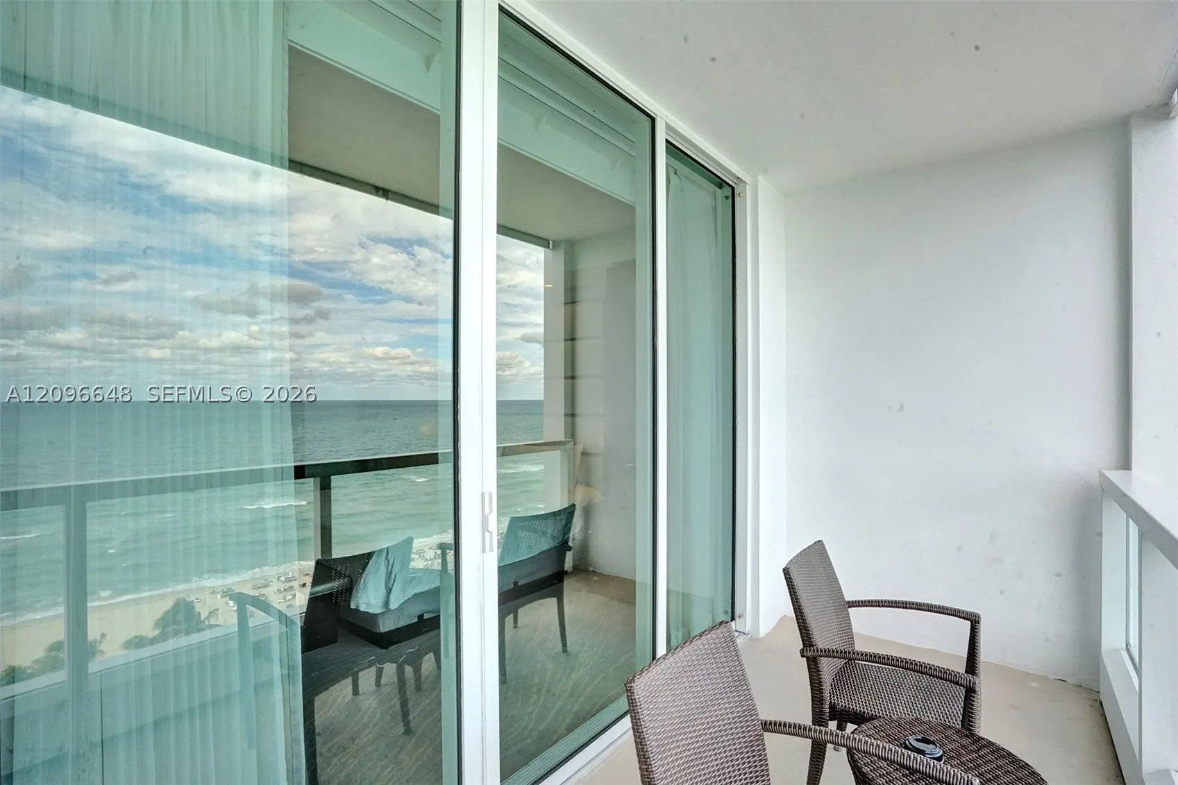 4391 Collins Ave #913/914