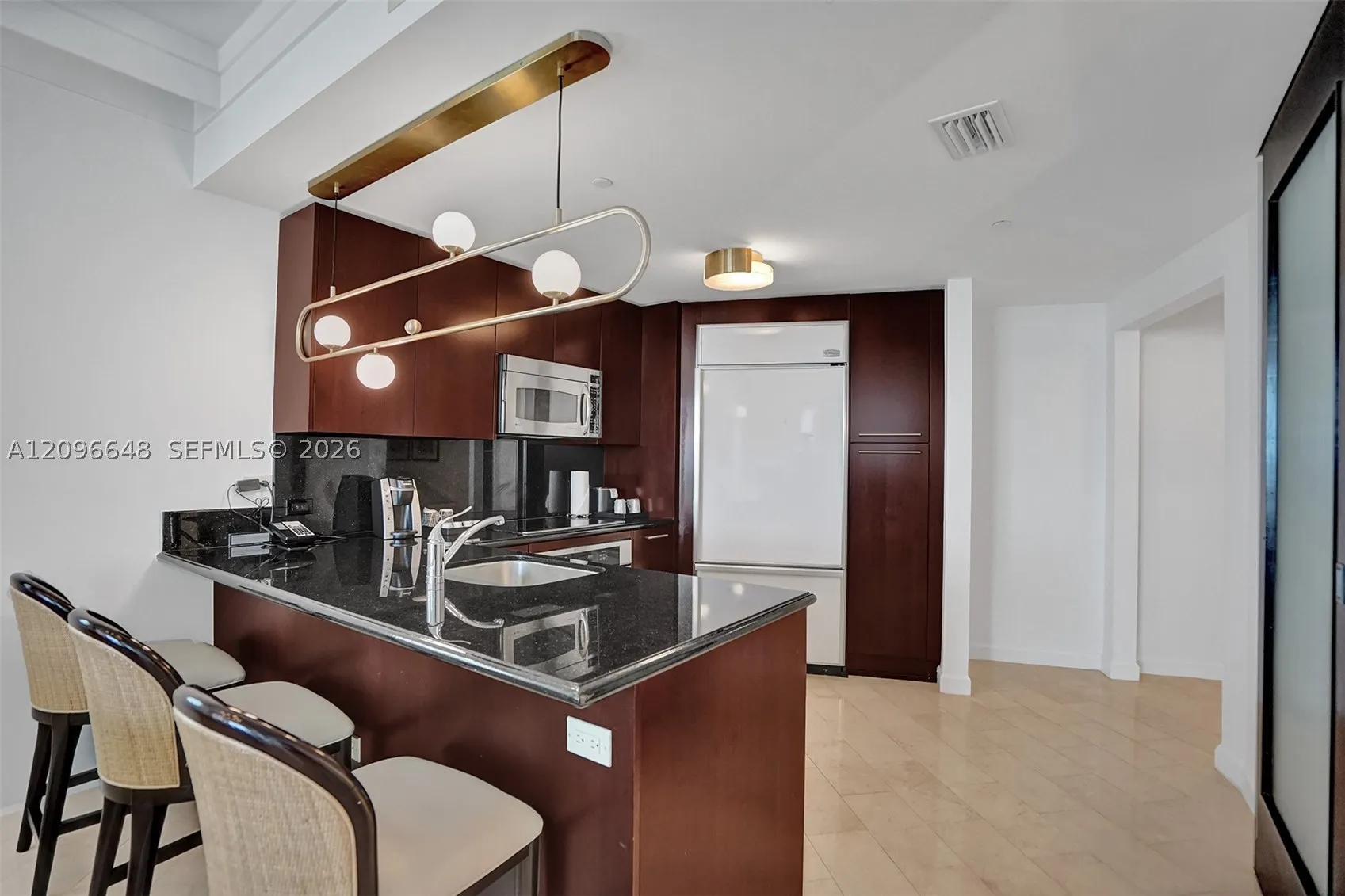 4391 Collins Ave #913/914