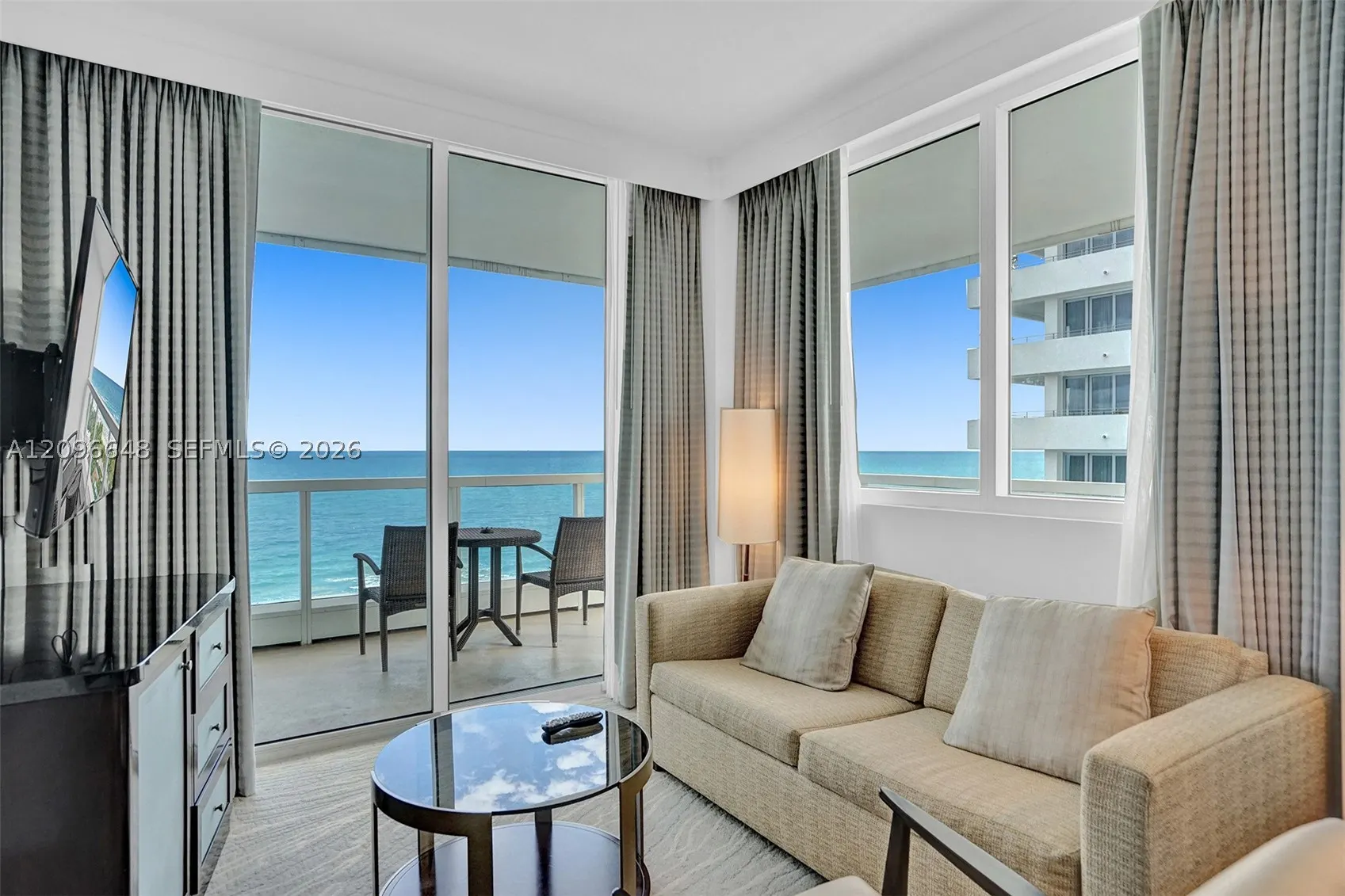 4391 Collins Ave #913/914