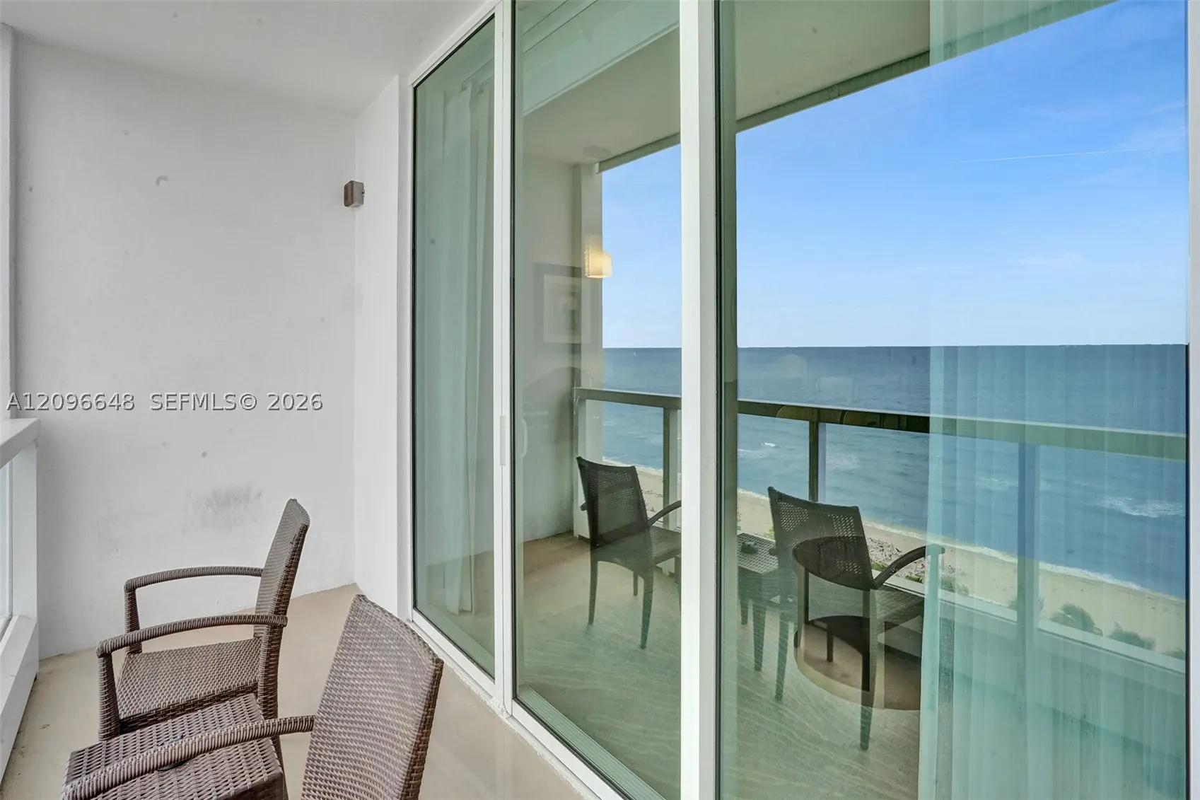 4391 Collins Ave #913/914