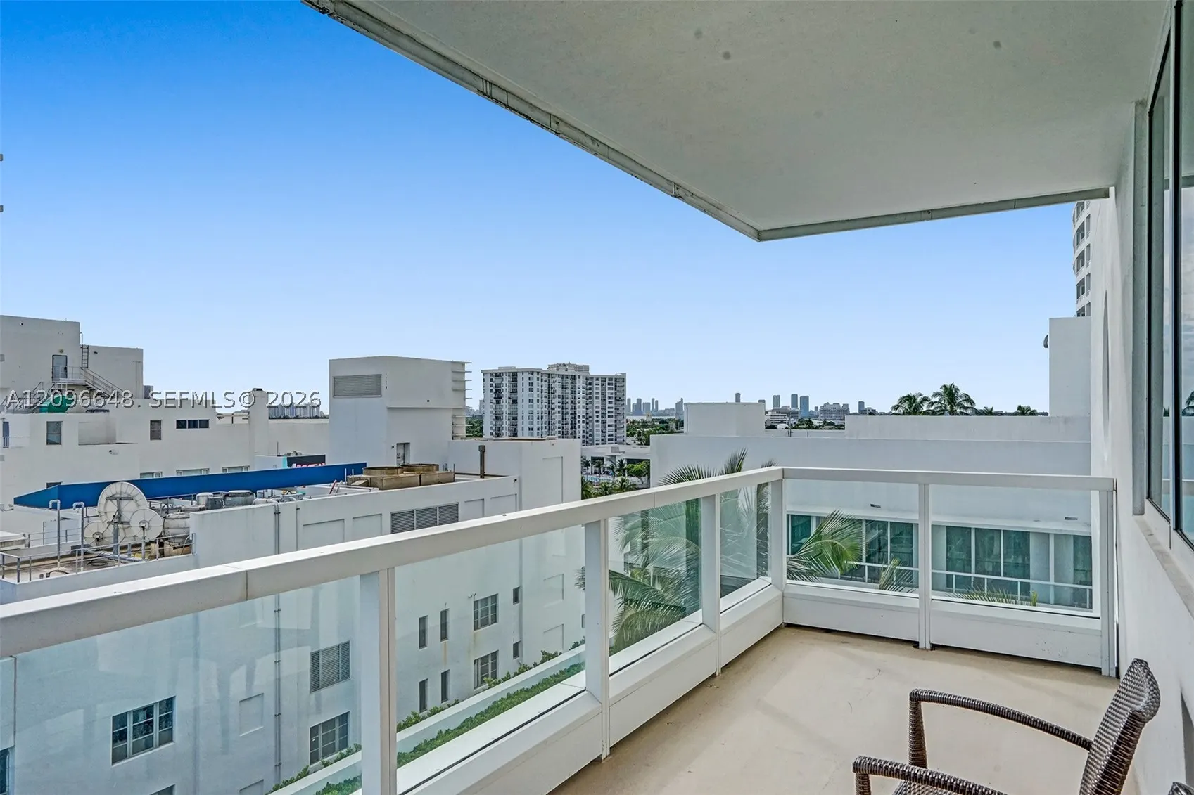 4391 Collins Ave #913/914