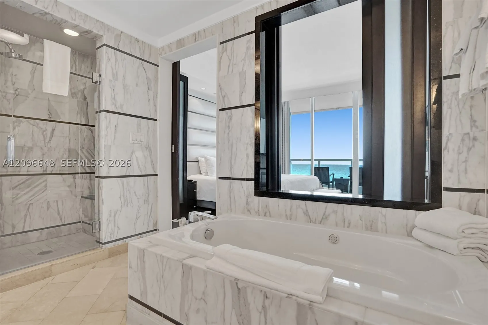 4391 Collins Ave #913/914