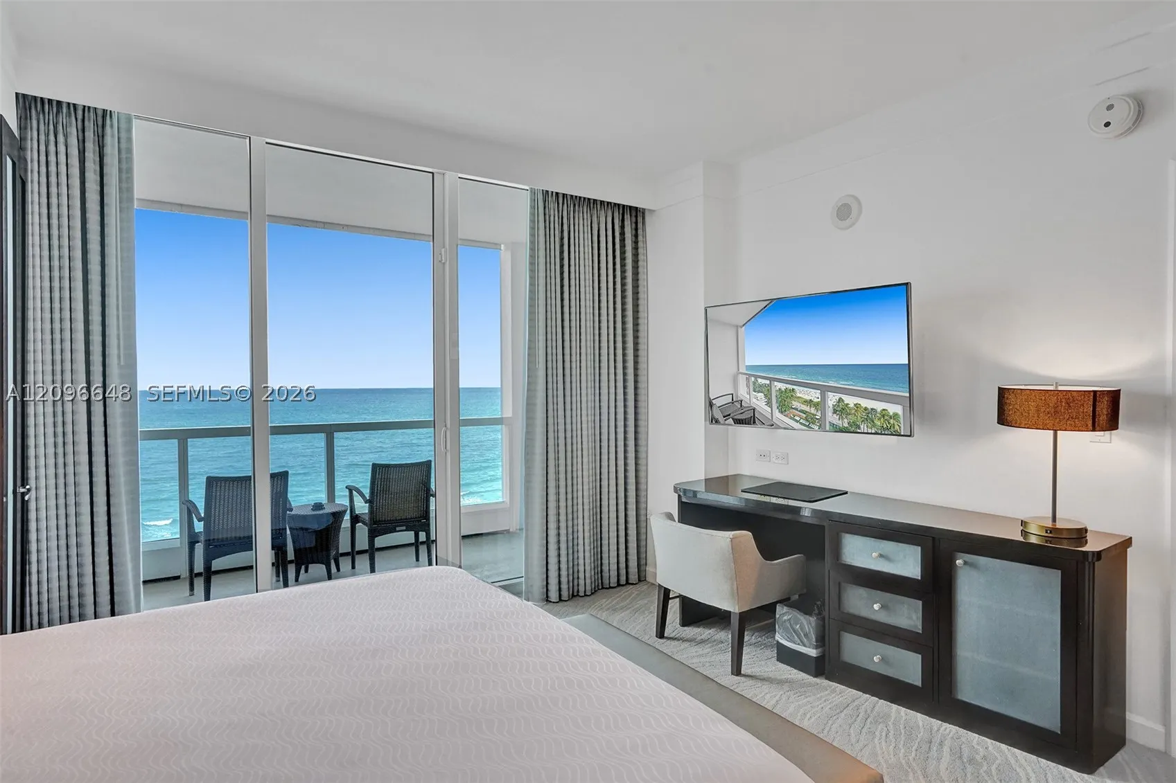 4391 Collins Ave #913/914