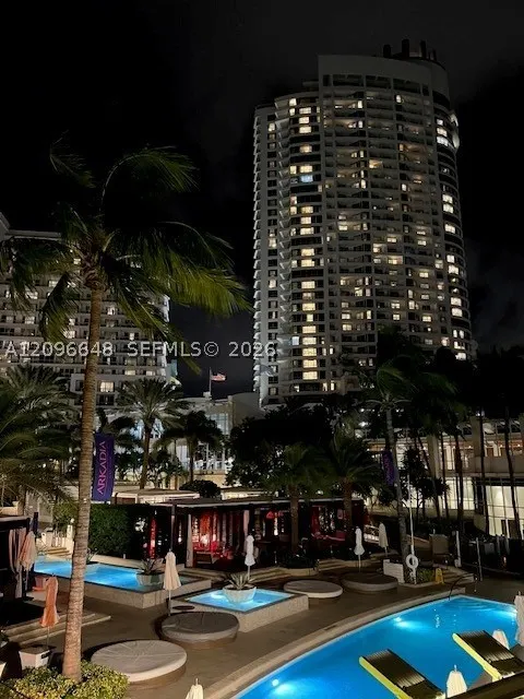 4391 Collins Ave #913/914