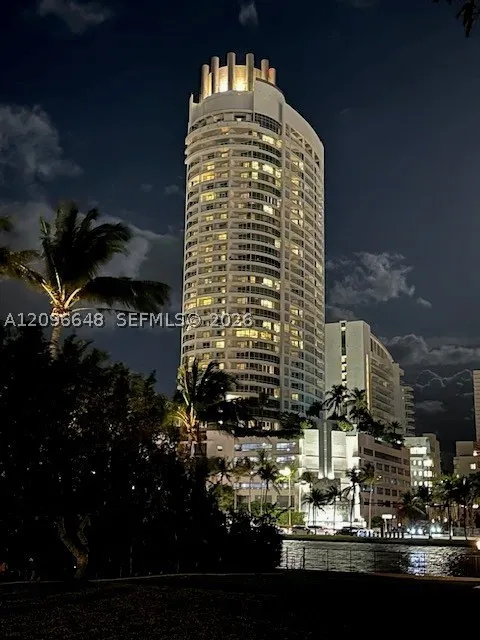 4391 Collins Ave #913/914