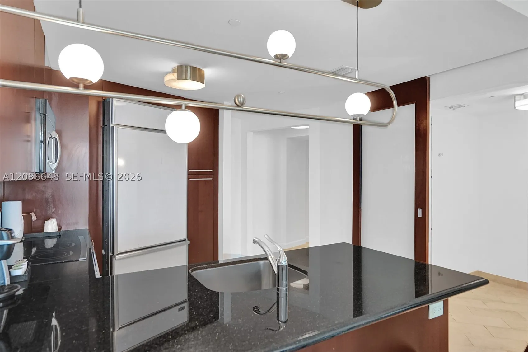 4391 Collins Ave #913/914
