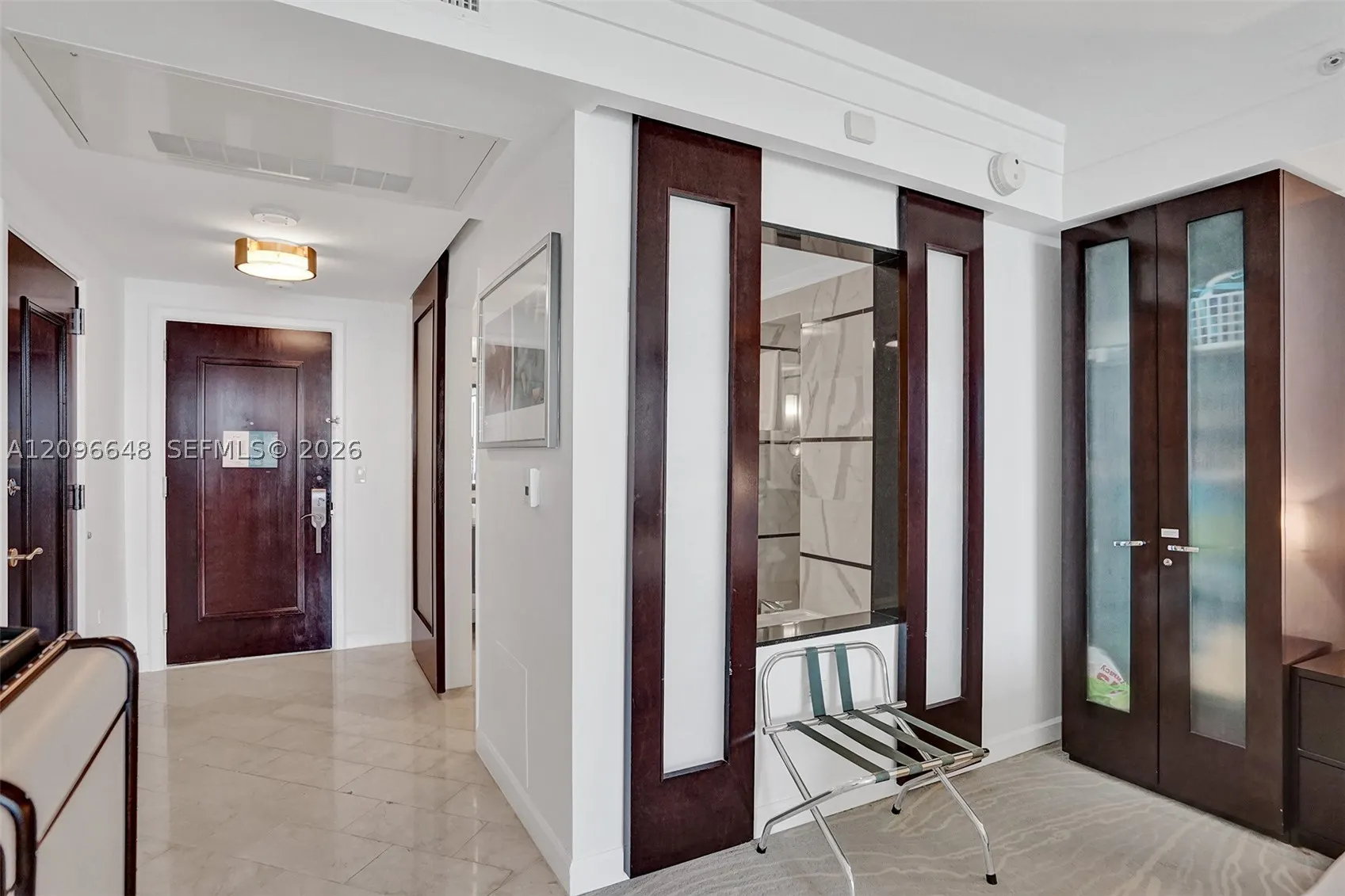 4391 Collins Ave #913/914