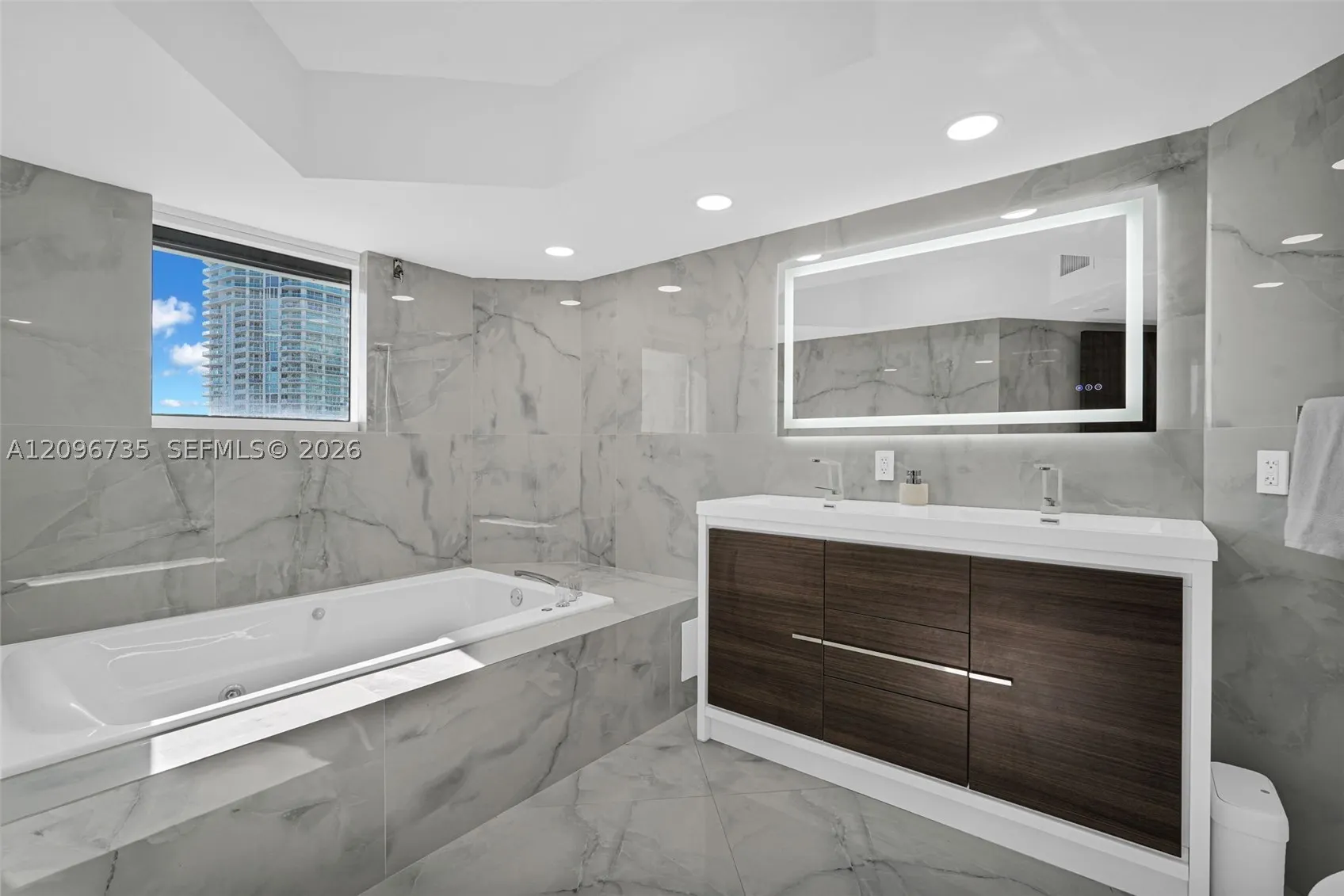 16485 Collins Ave #738