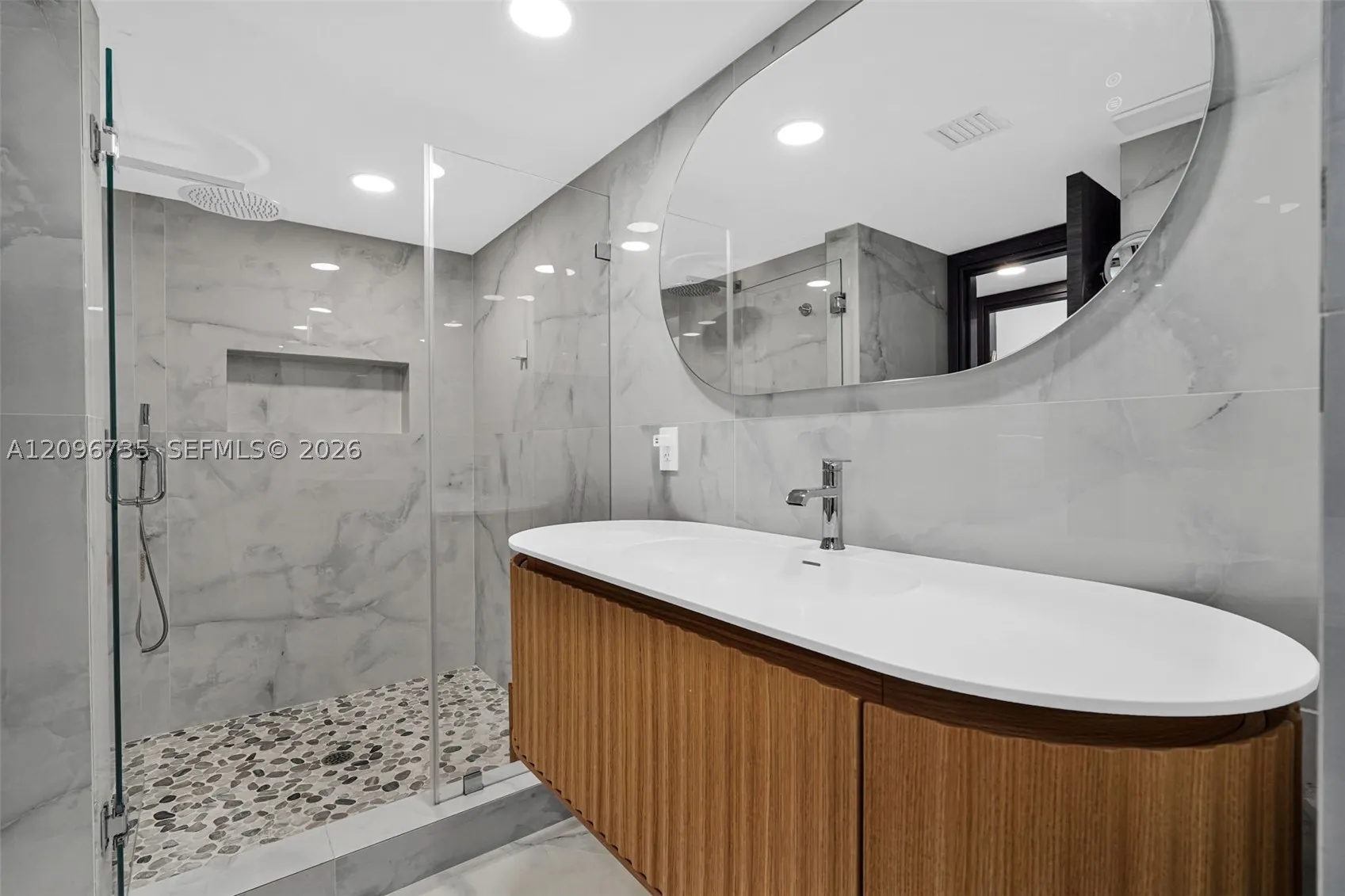 16485 Collins Ave #738
