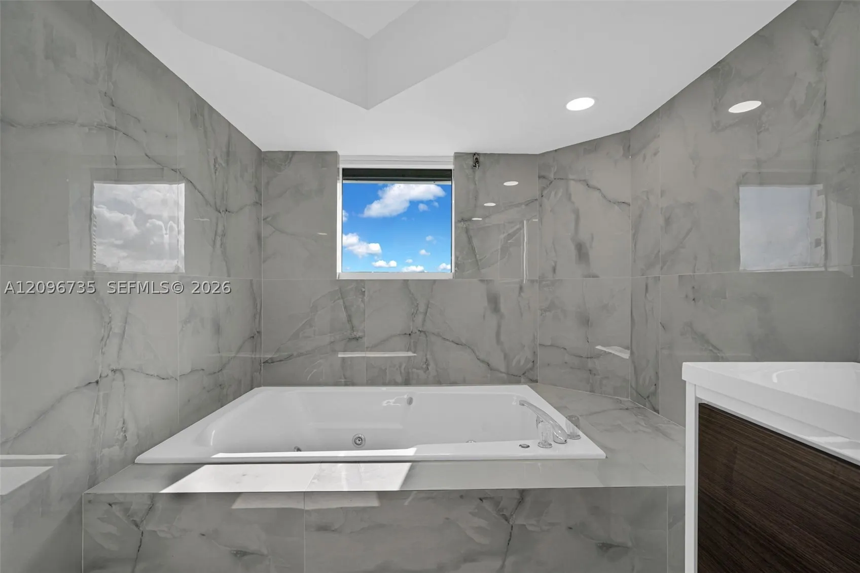 16485 Collins Ave #738