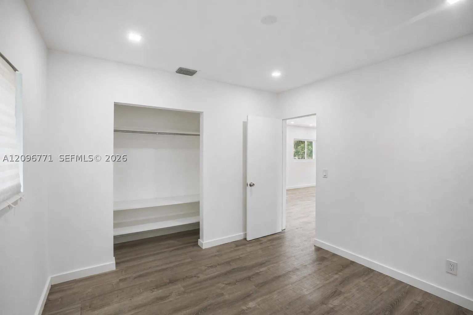1081 NE 166th St