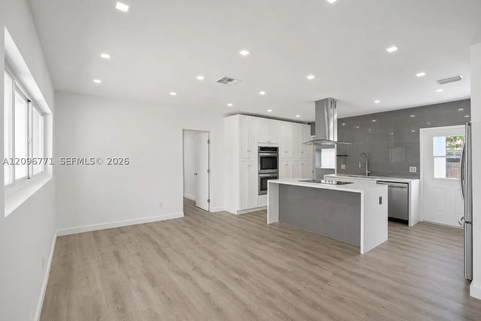 1081 NE 166th St