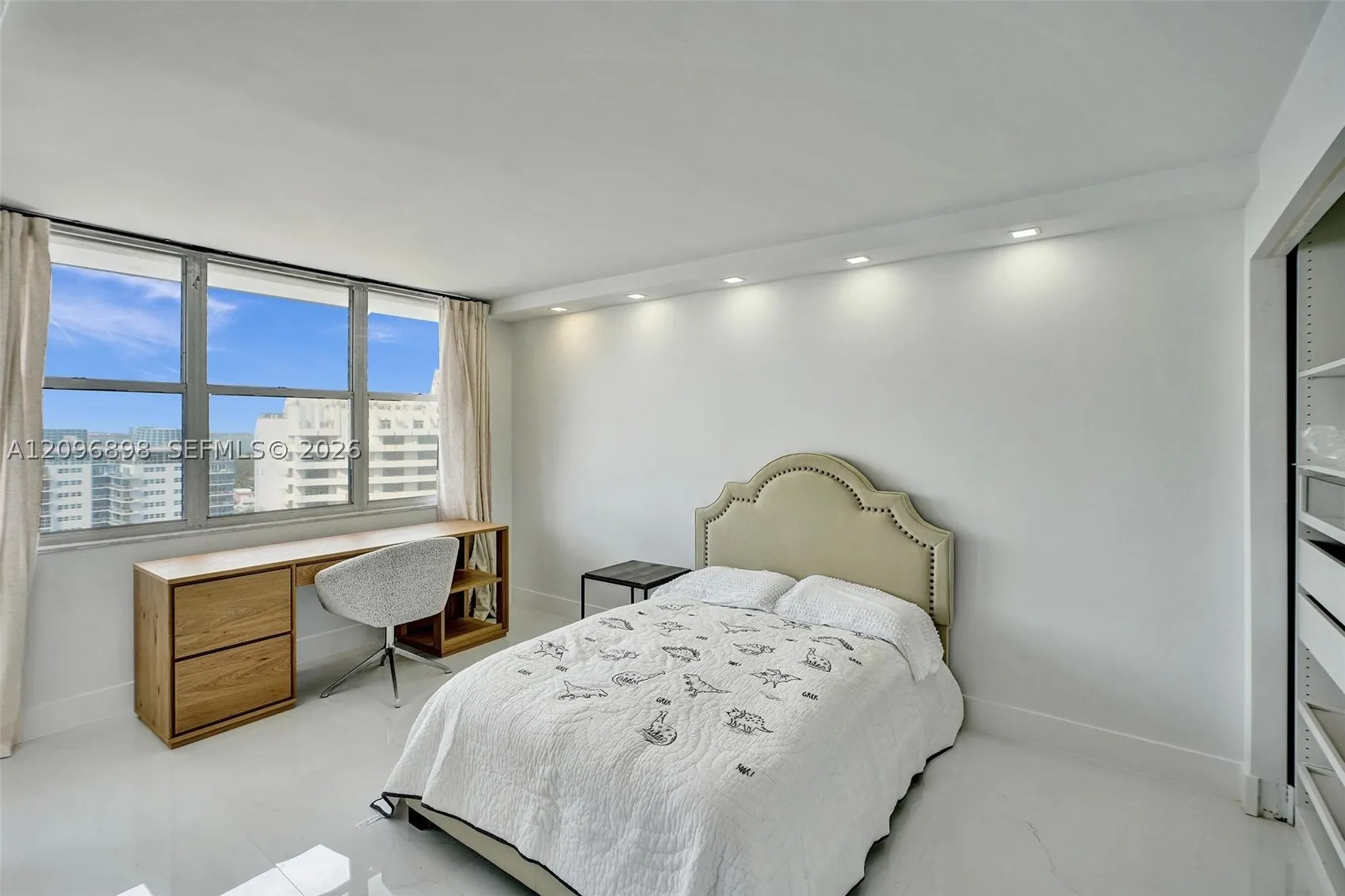 6039 Collins Ave #1736