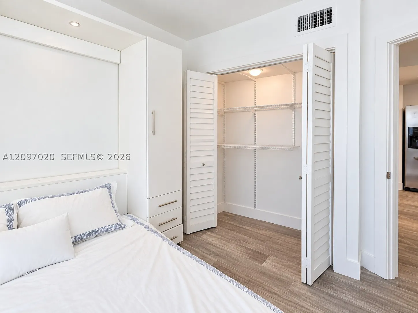 2301 Collins Ave #742
