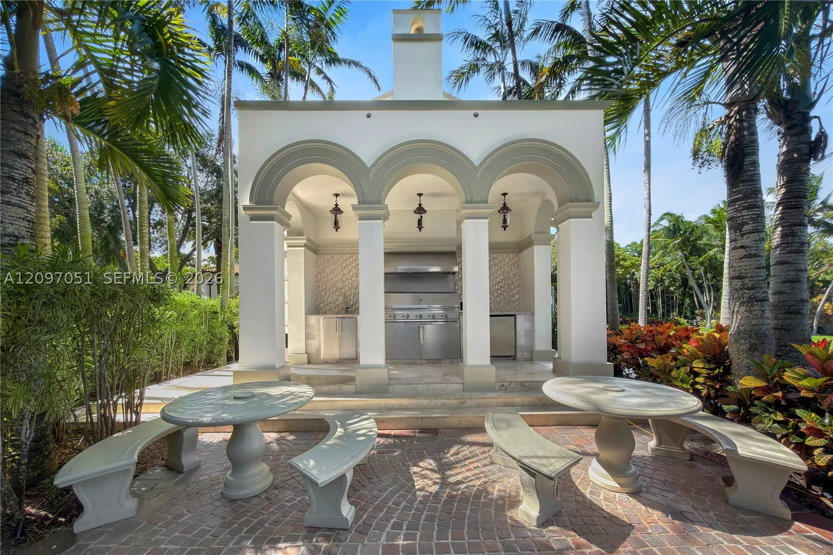 8901 Arvida Ln