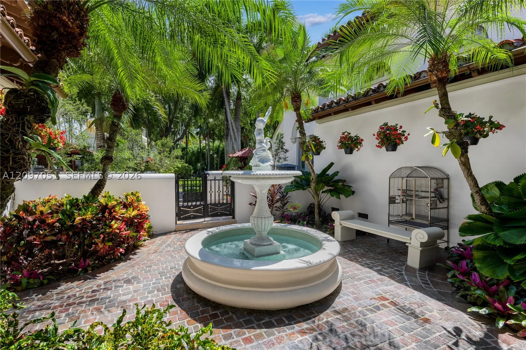 8901 Arvida Ln