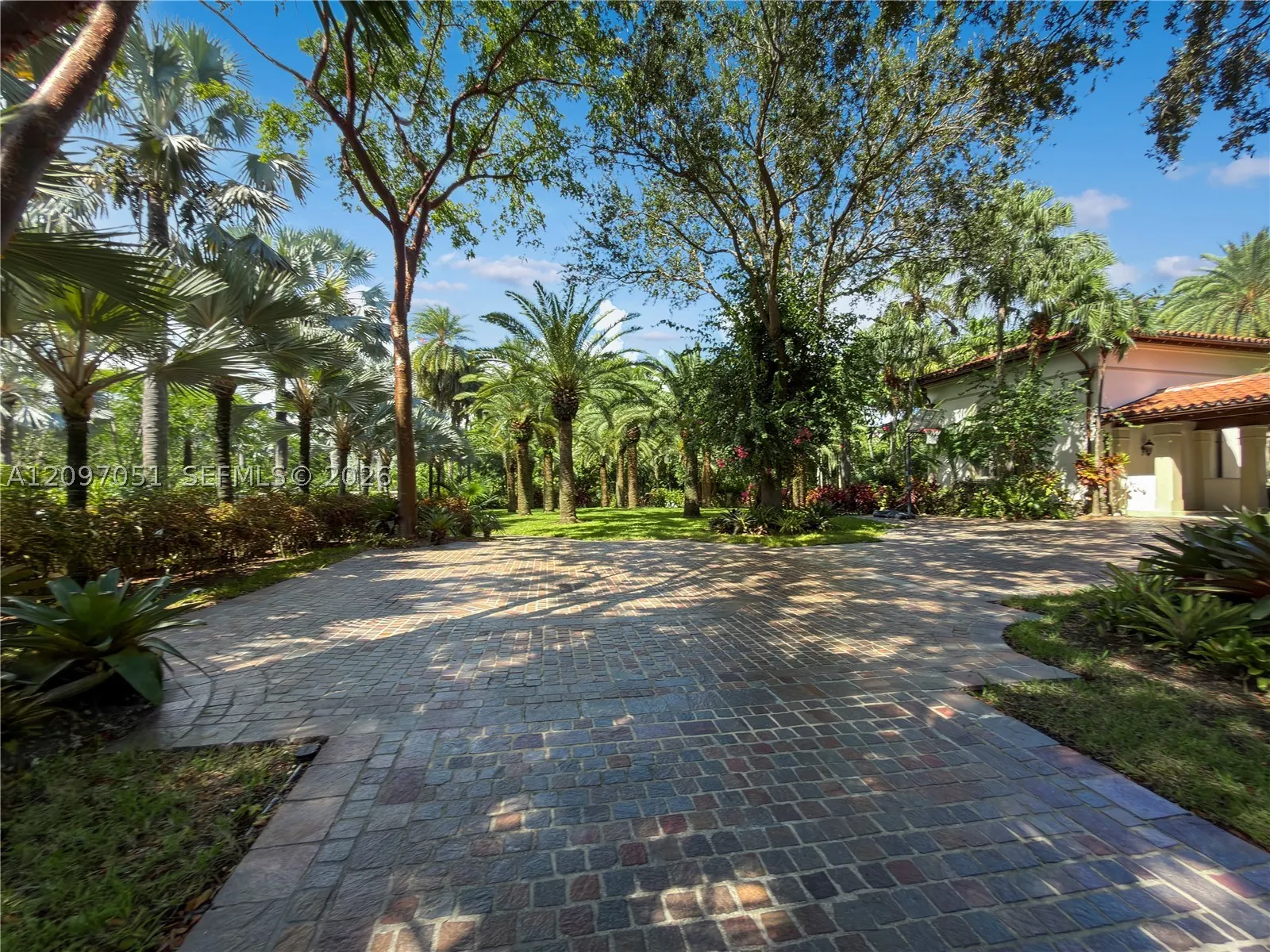 8901 Arvida Ln