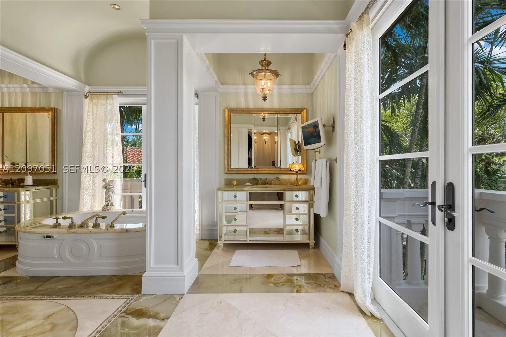 8901 Arvida Ln
