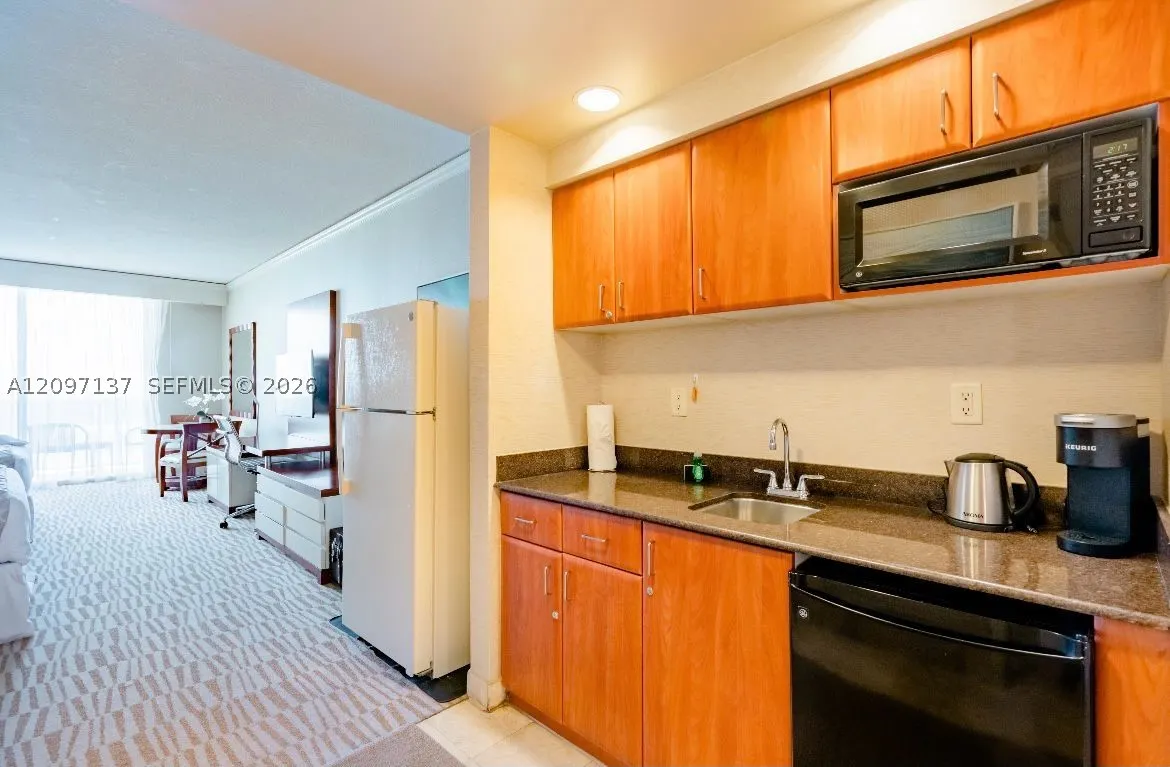 18001 Collins Ave #512