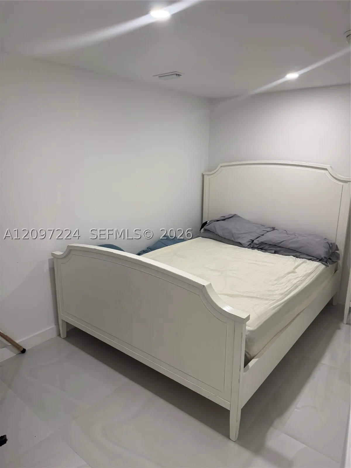 6423 Collins Ave #401