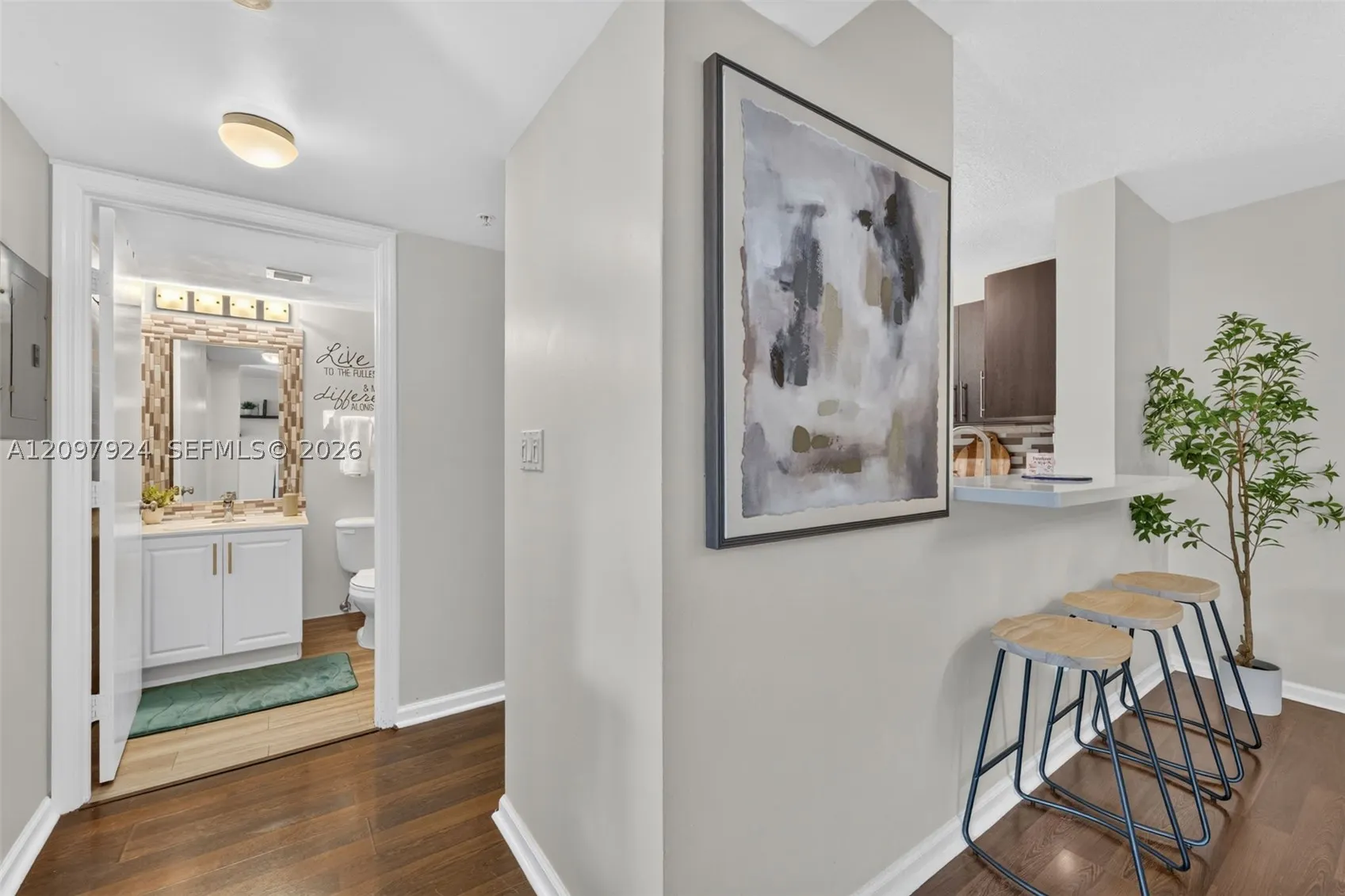 649 E Sheridan St #203