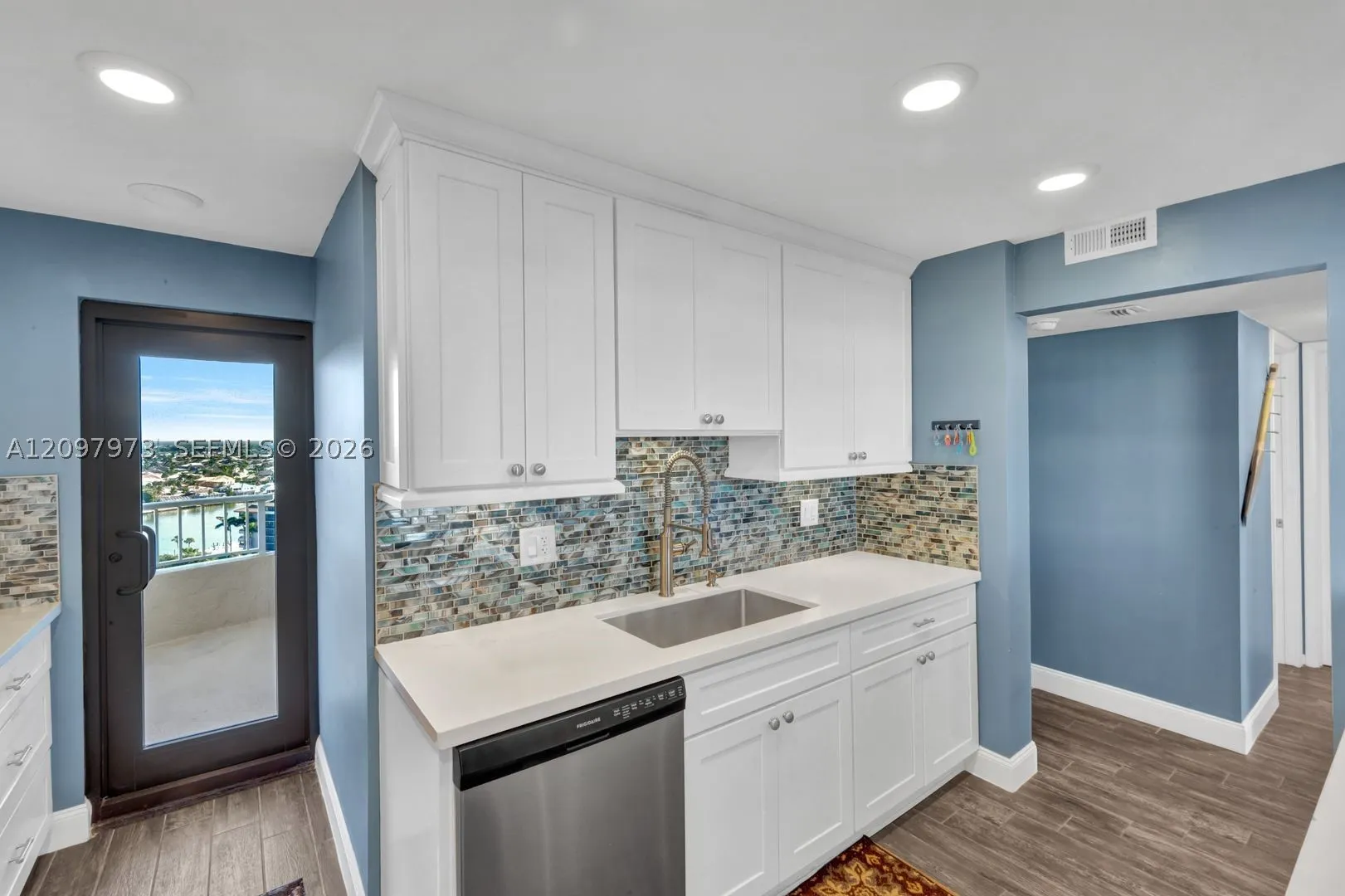 380 SEAVIEW CT #1703