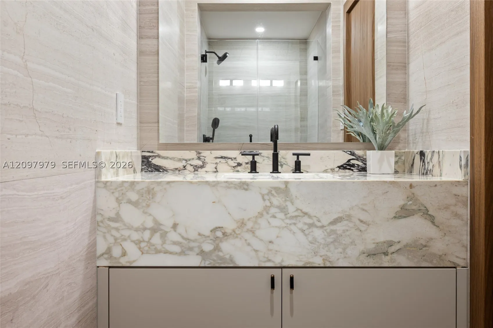 1320 Alhambra Cir