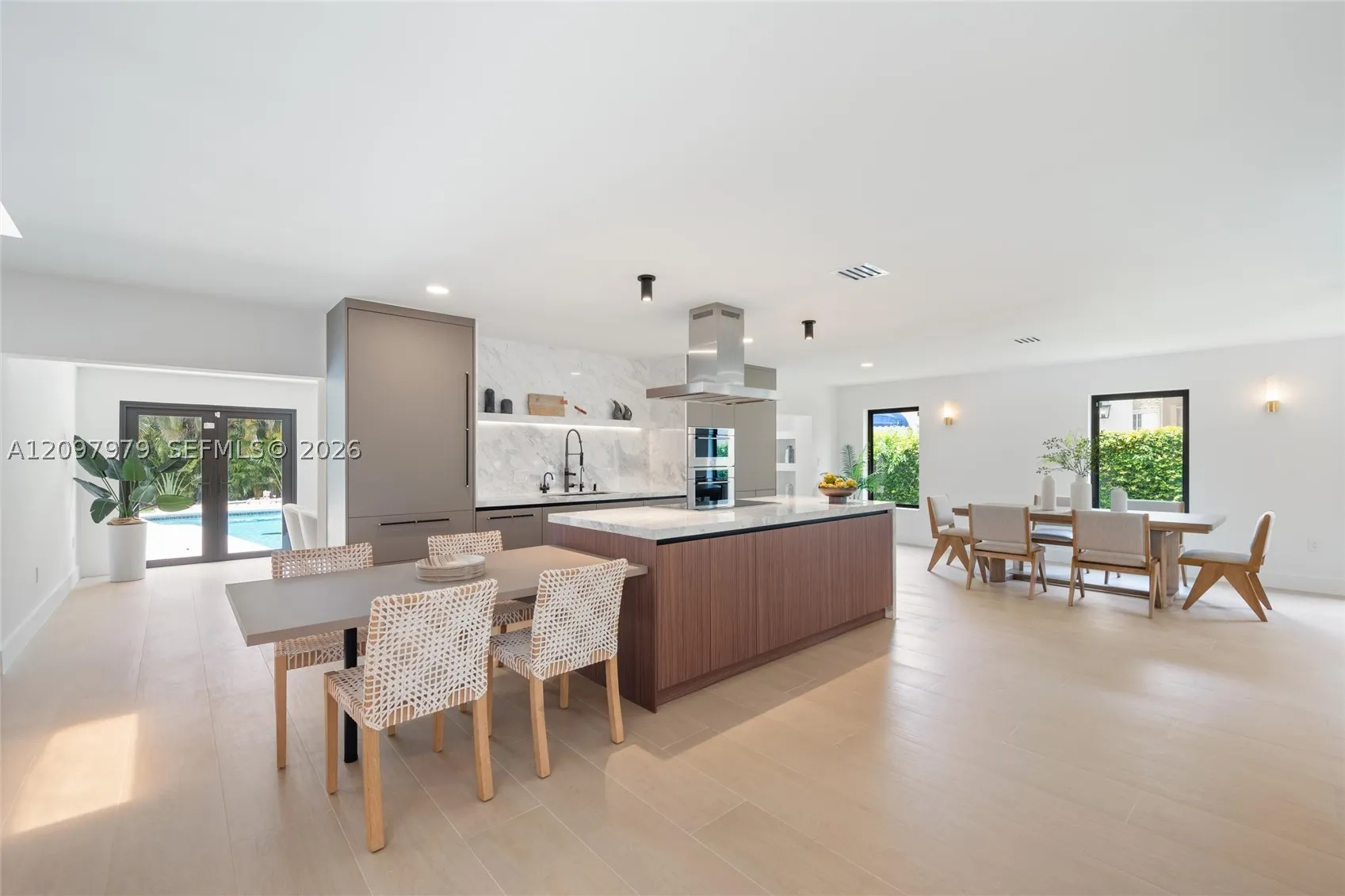 1320 Alhambra Cir