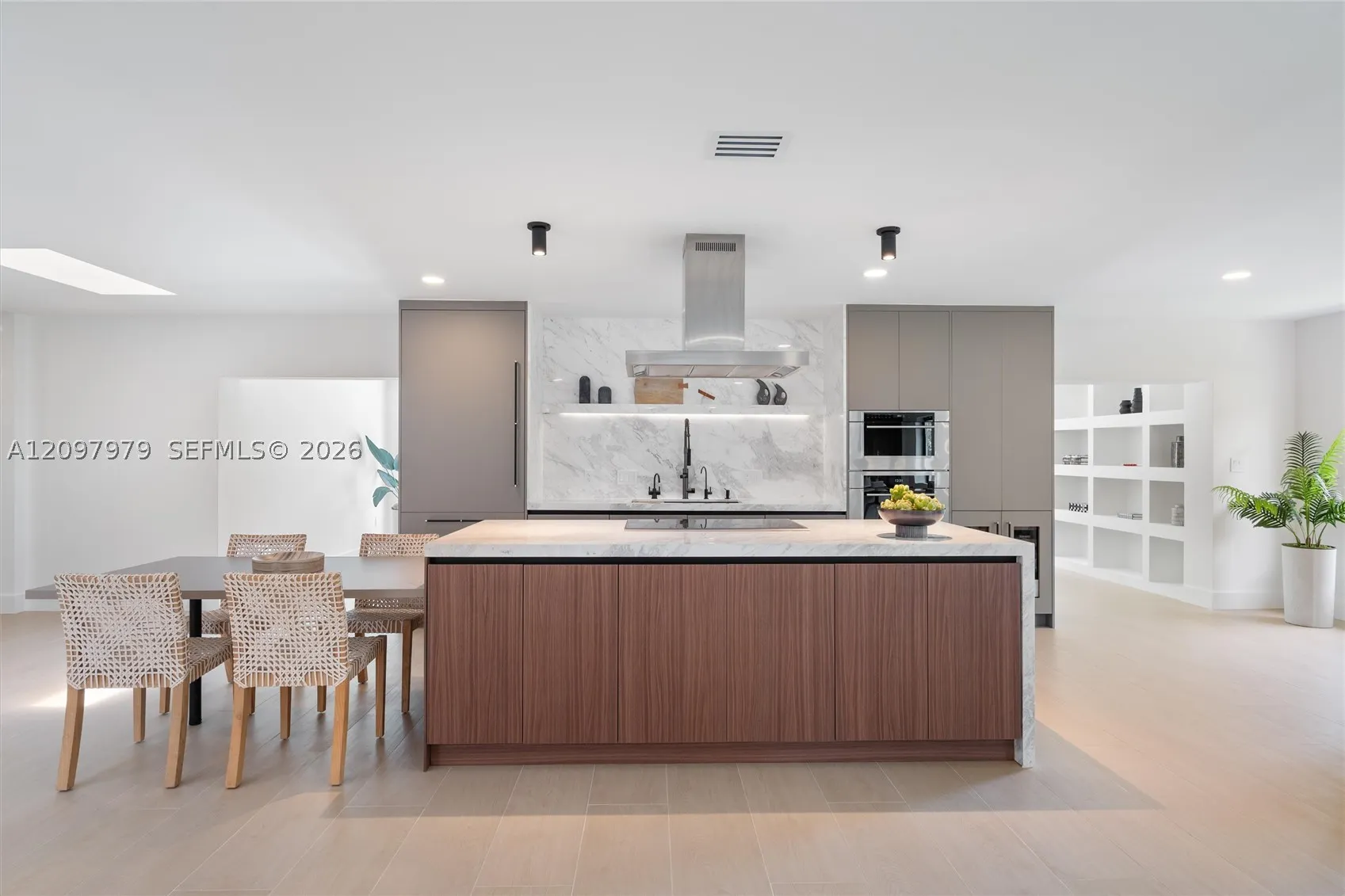 1320 Alhambra Cir