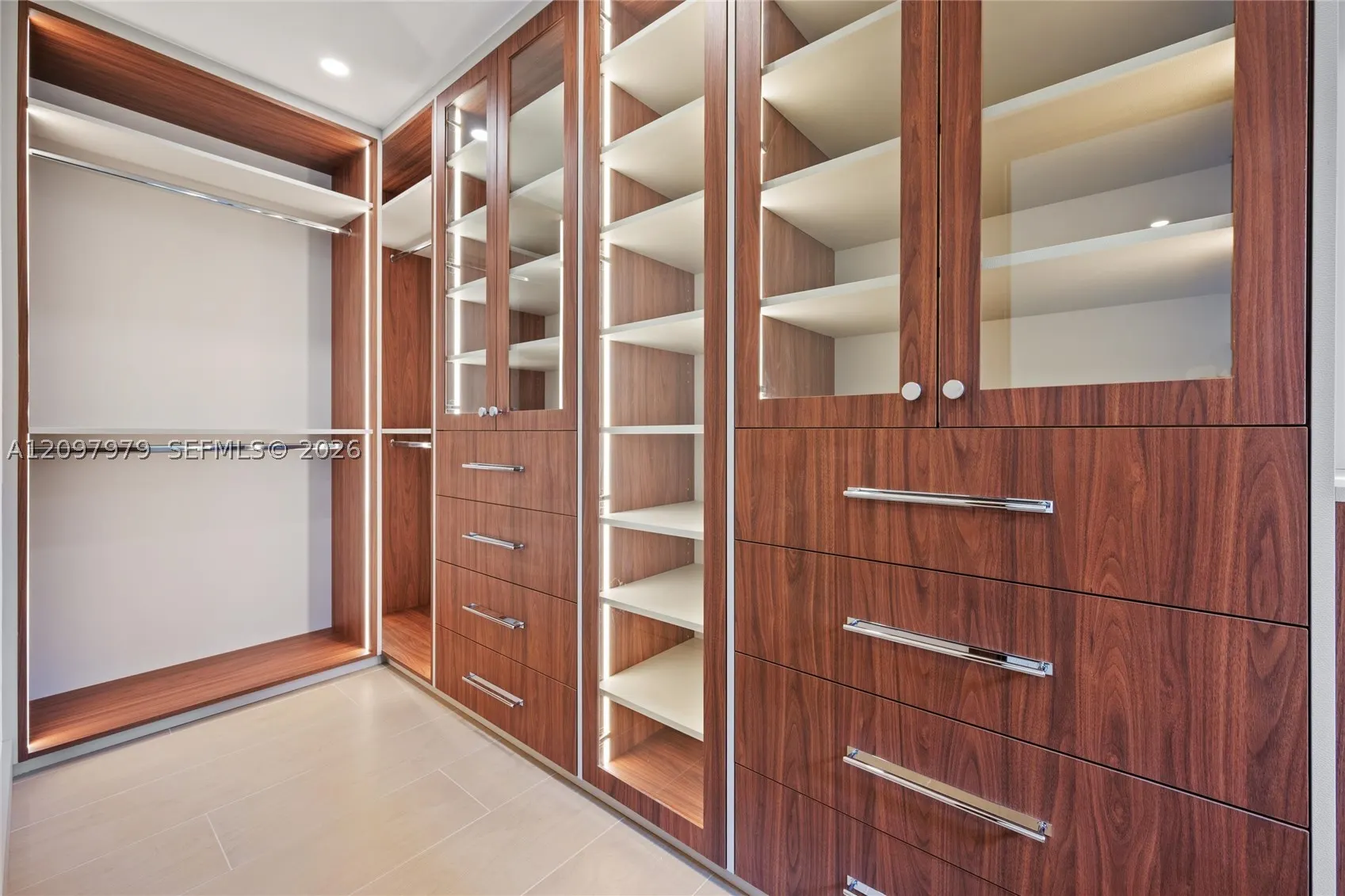 1320 Alhambra Cir