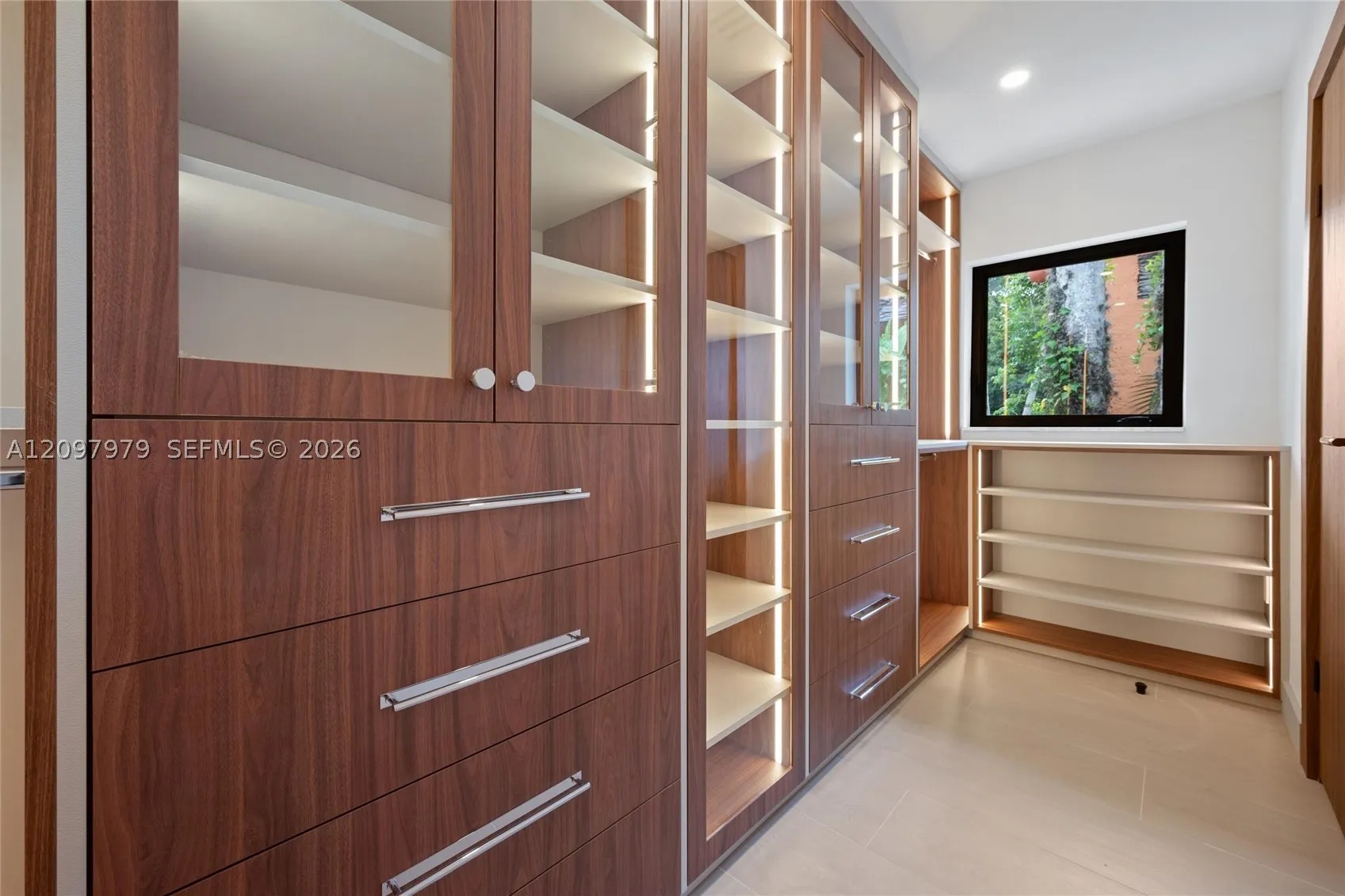 1320 Alhambra Cir