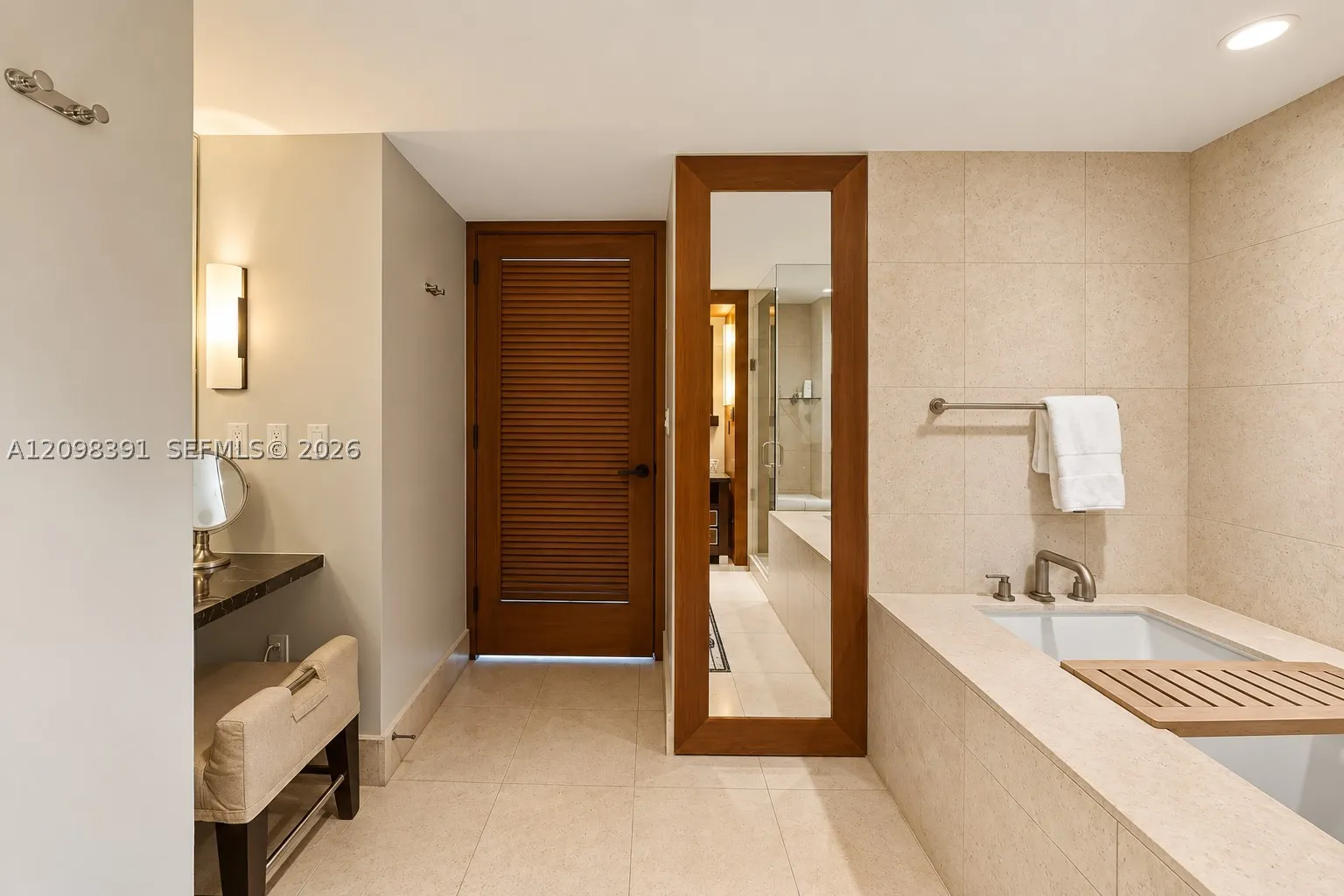 6801 Collins Ave #811