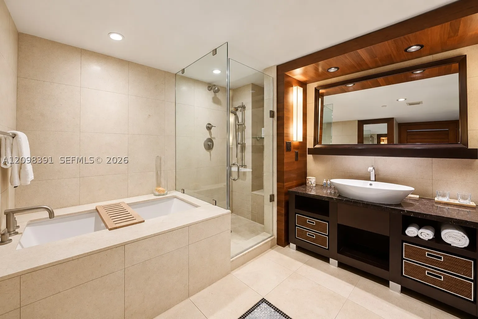 6801 Collins Ave #811