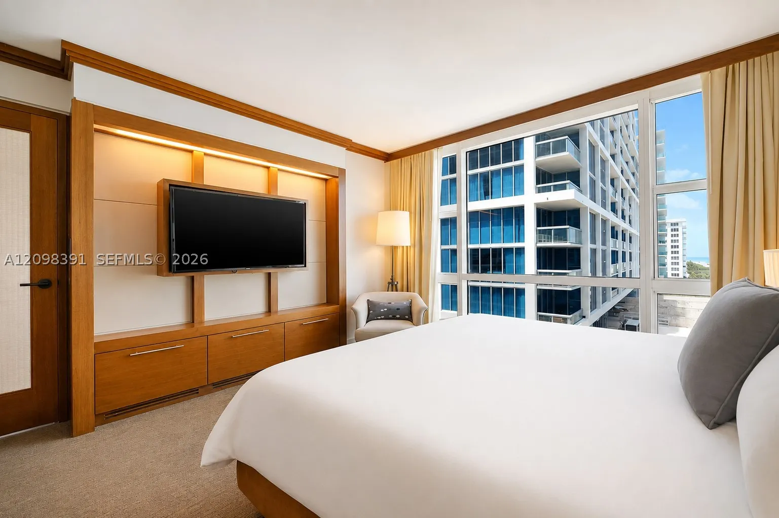 6801 Collins Ave #811