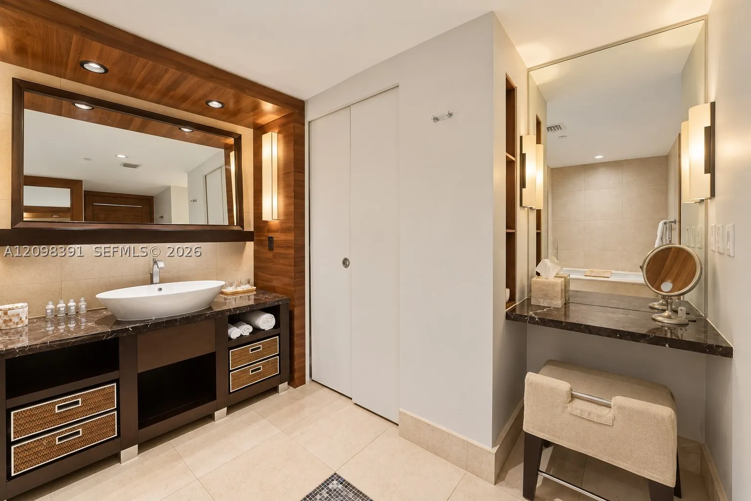 6801 Collins Ave #811