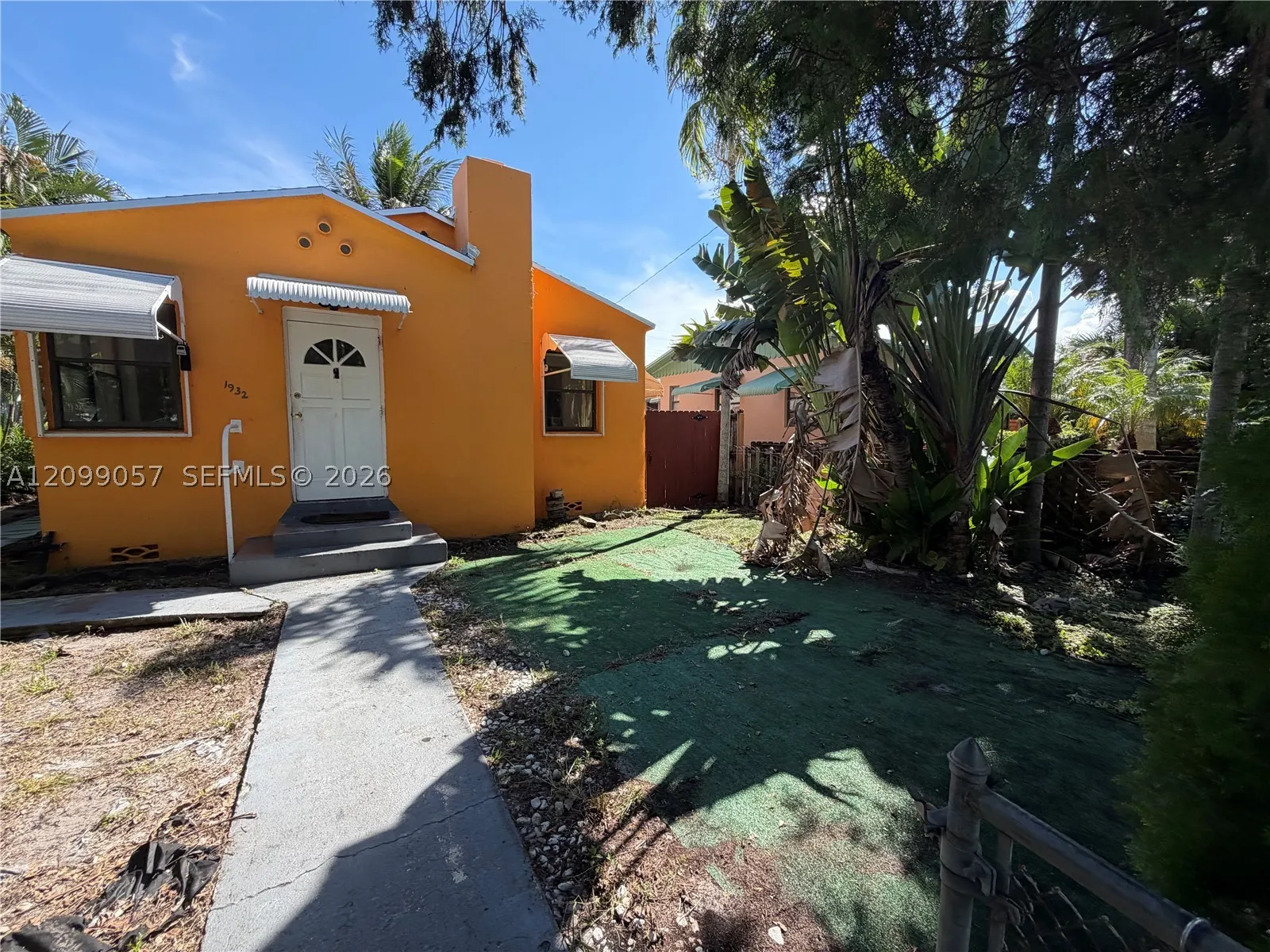 1932 Adams St