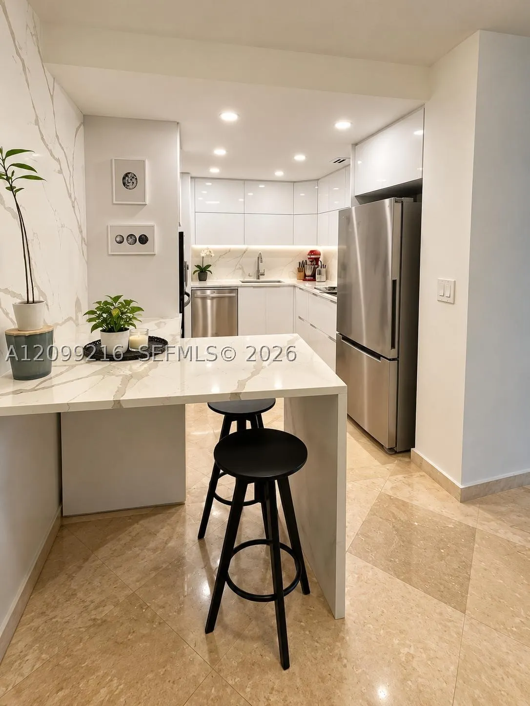 5555 Collins Ave #14Y