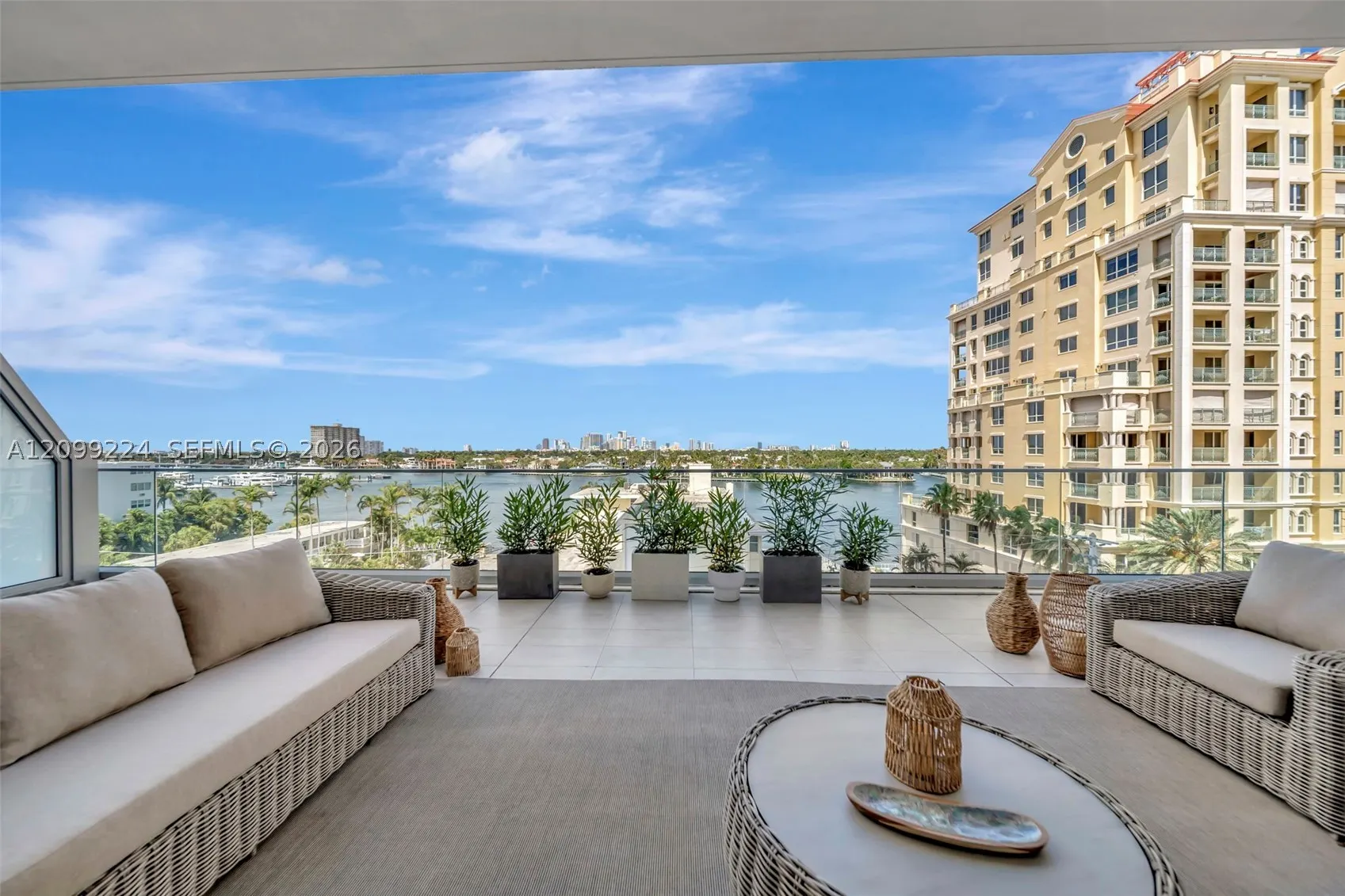 153 N Seabreeze #403