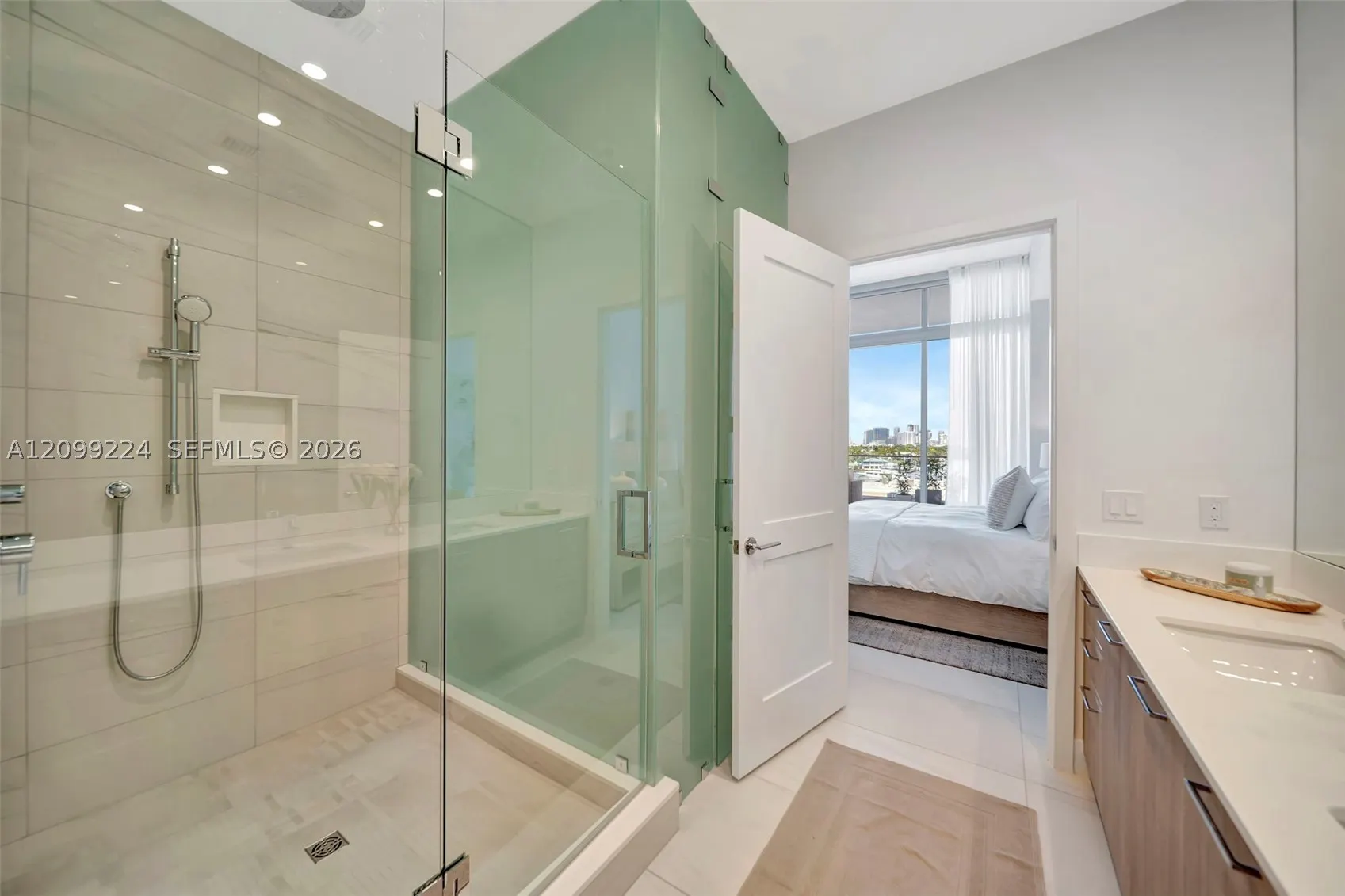 153 N Seabreeze #403