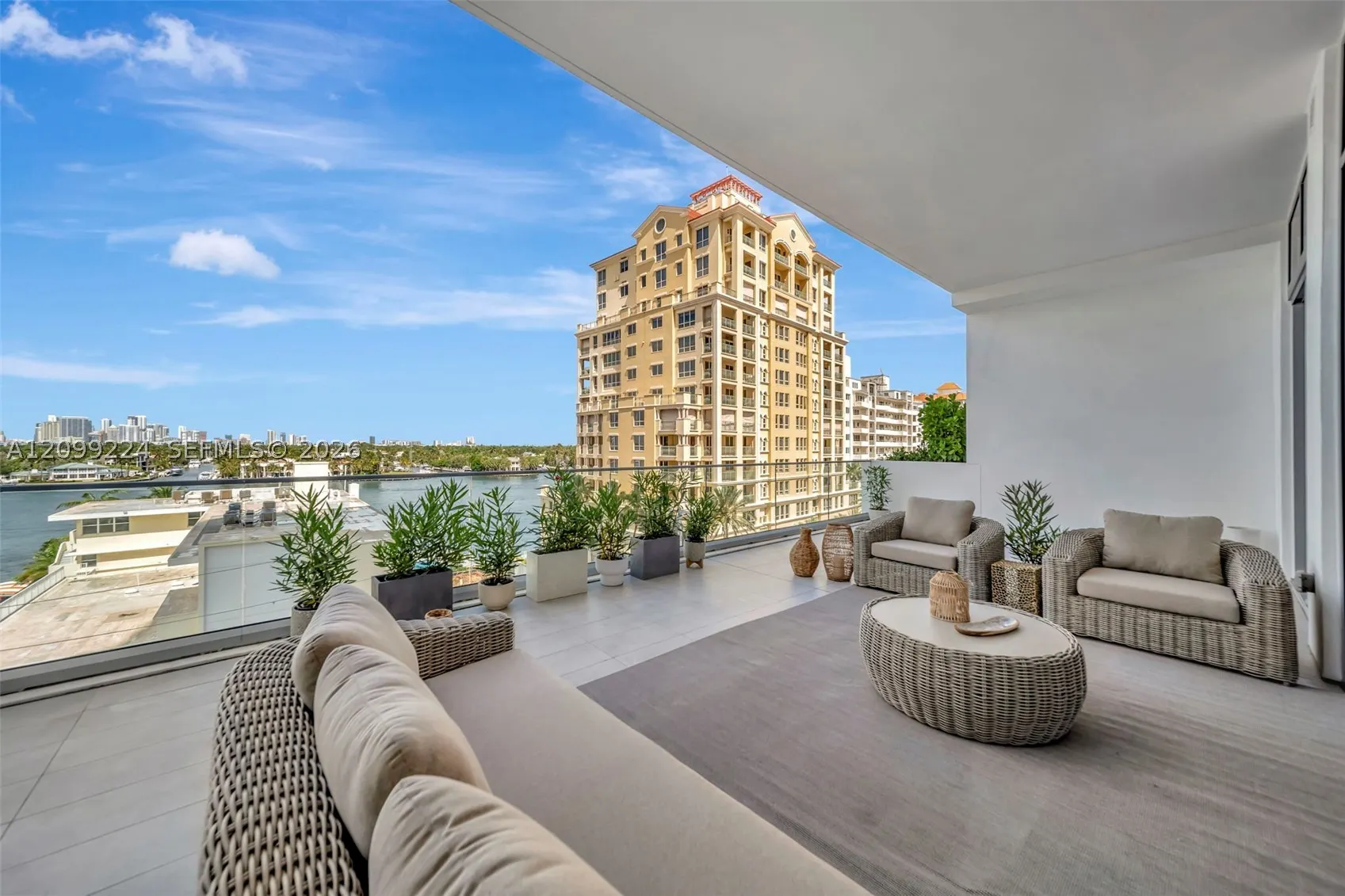 153 N Seabreeze #403