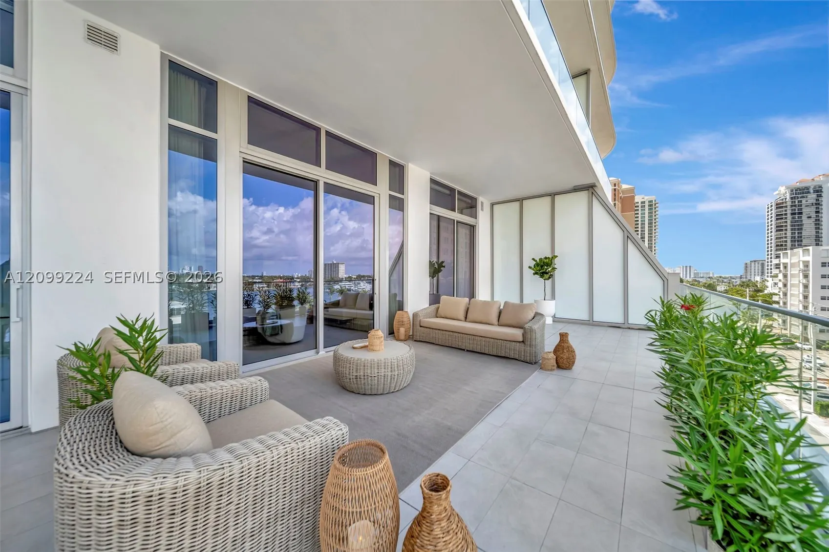 153 N Seabreeze #403