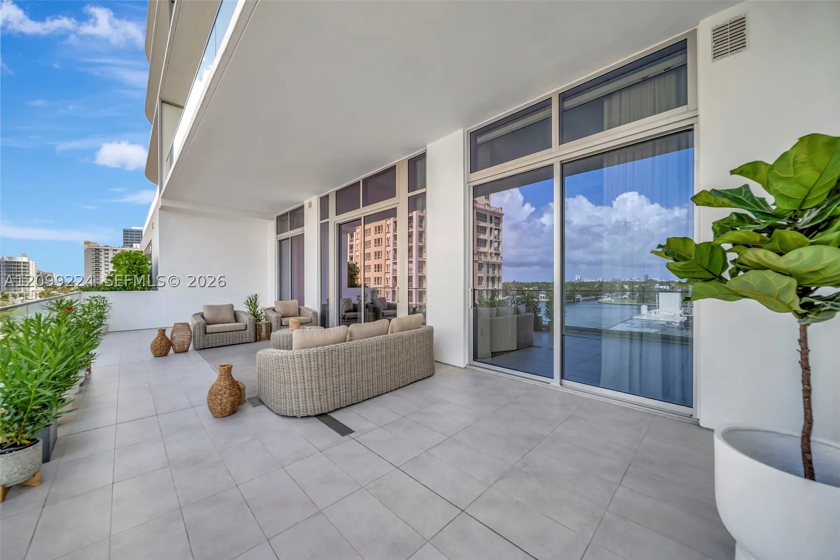 153 N Seabreeze #403