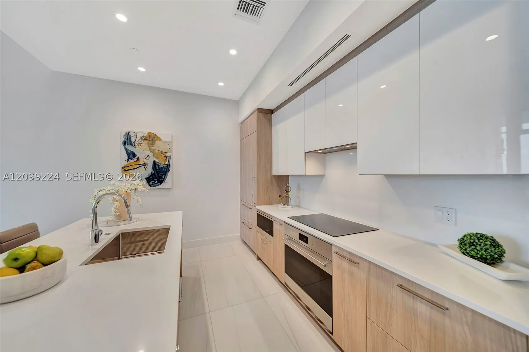 153 N Seabreeze #403