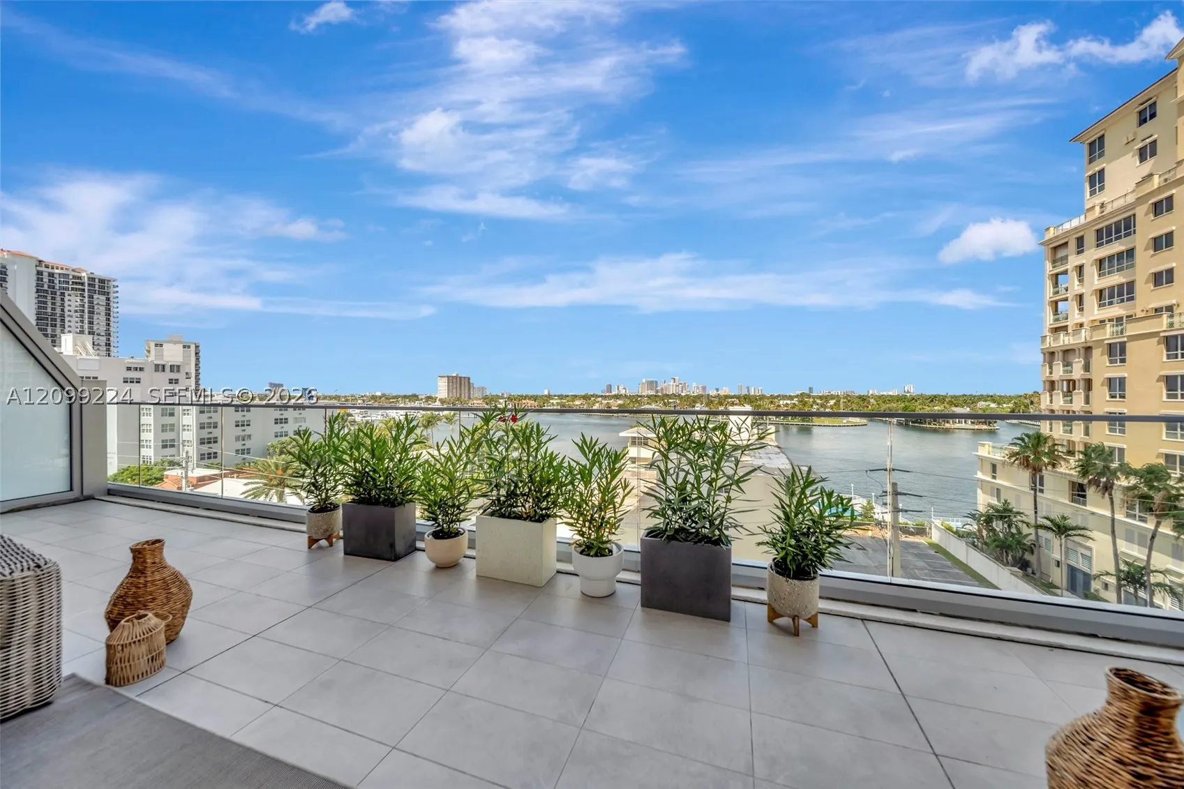 153 N Seabreeze #403
