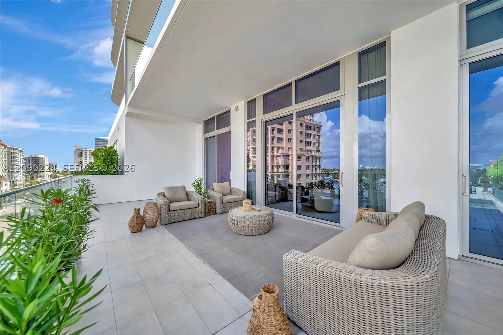 153 N Seabreeze #403