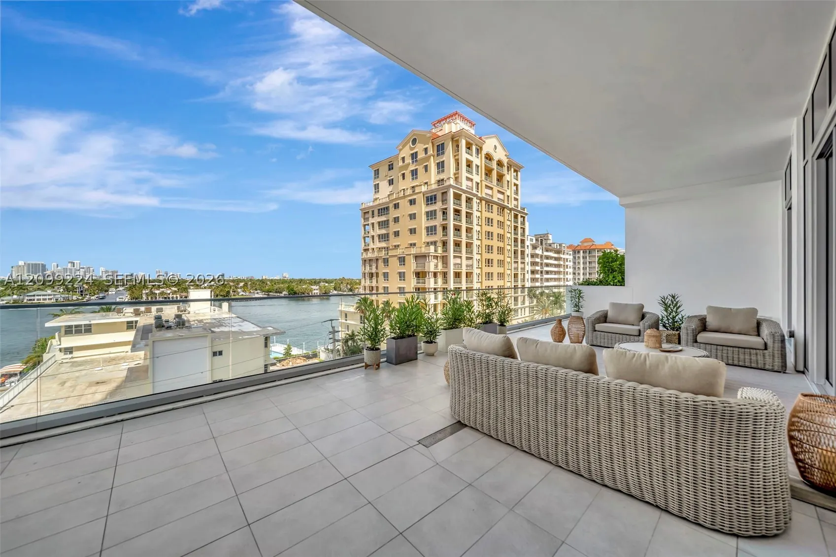 153 N Seabreeze #403