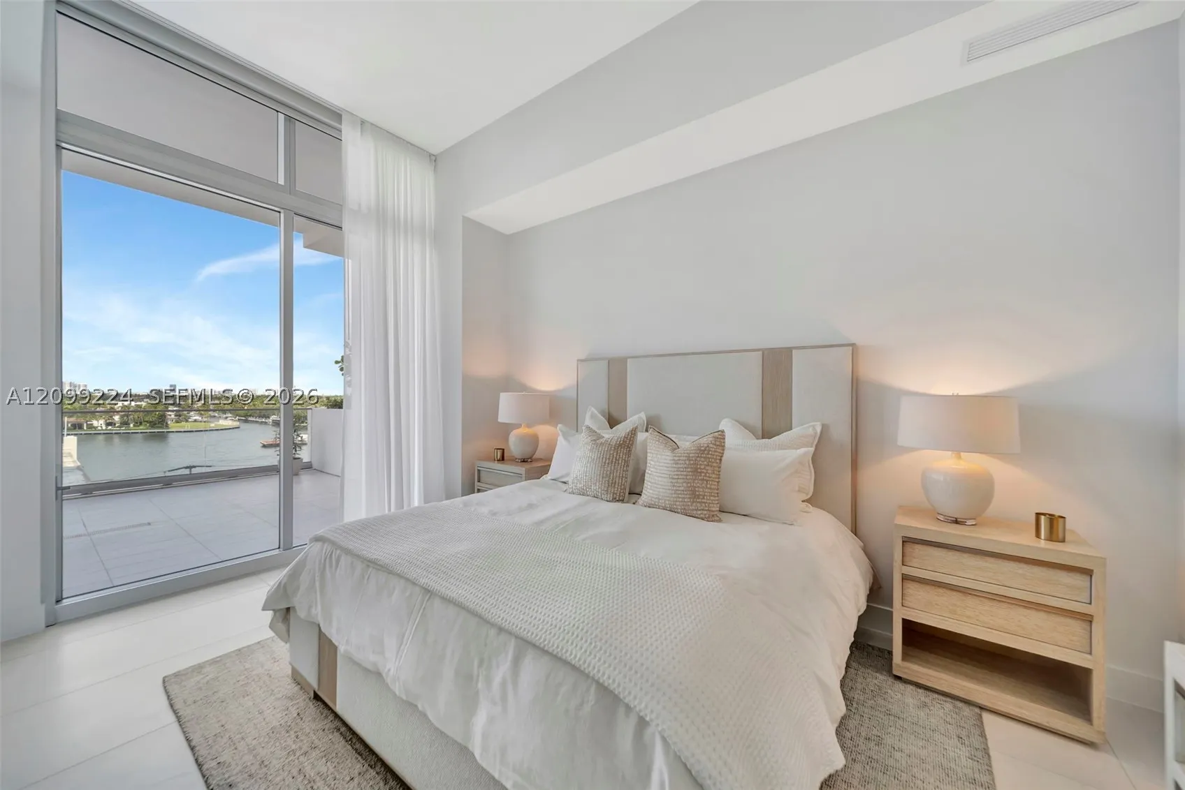 153 N Seabreeze #403